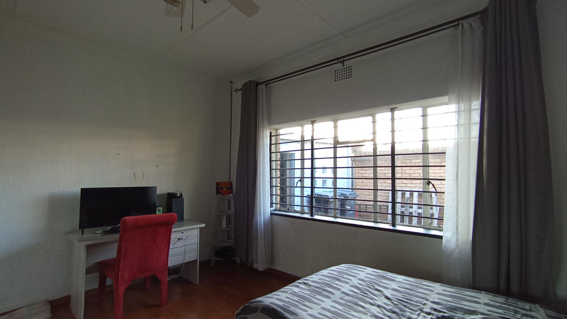 Bed Room 2 - 16 square meters of property in Crosby