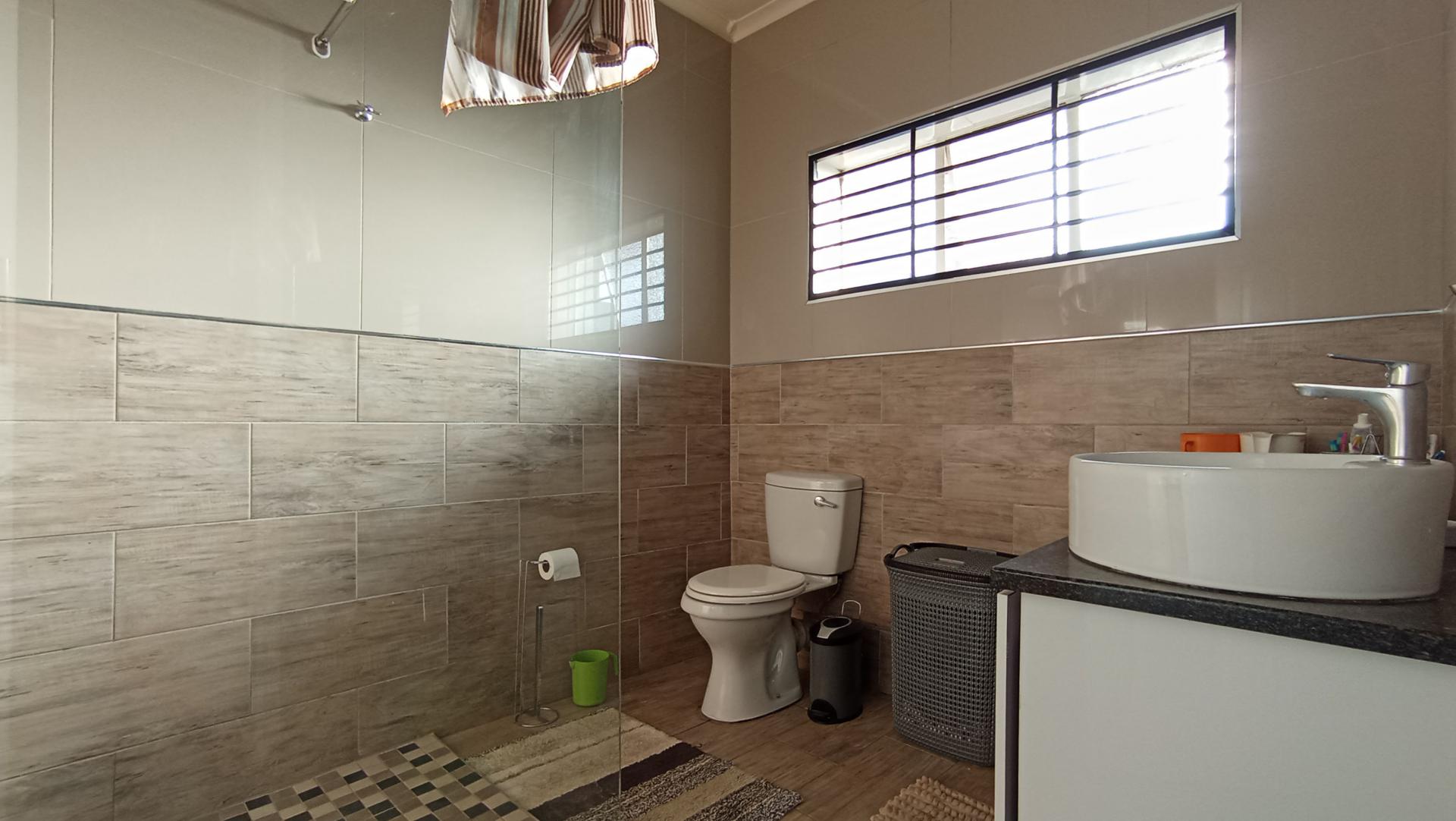 Bathroom 1 - 2 square meters of property in Crosby