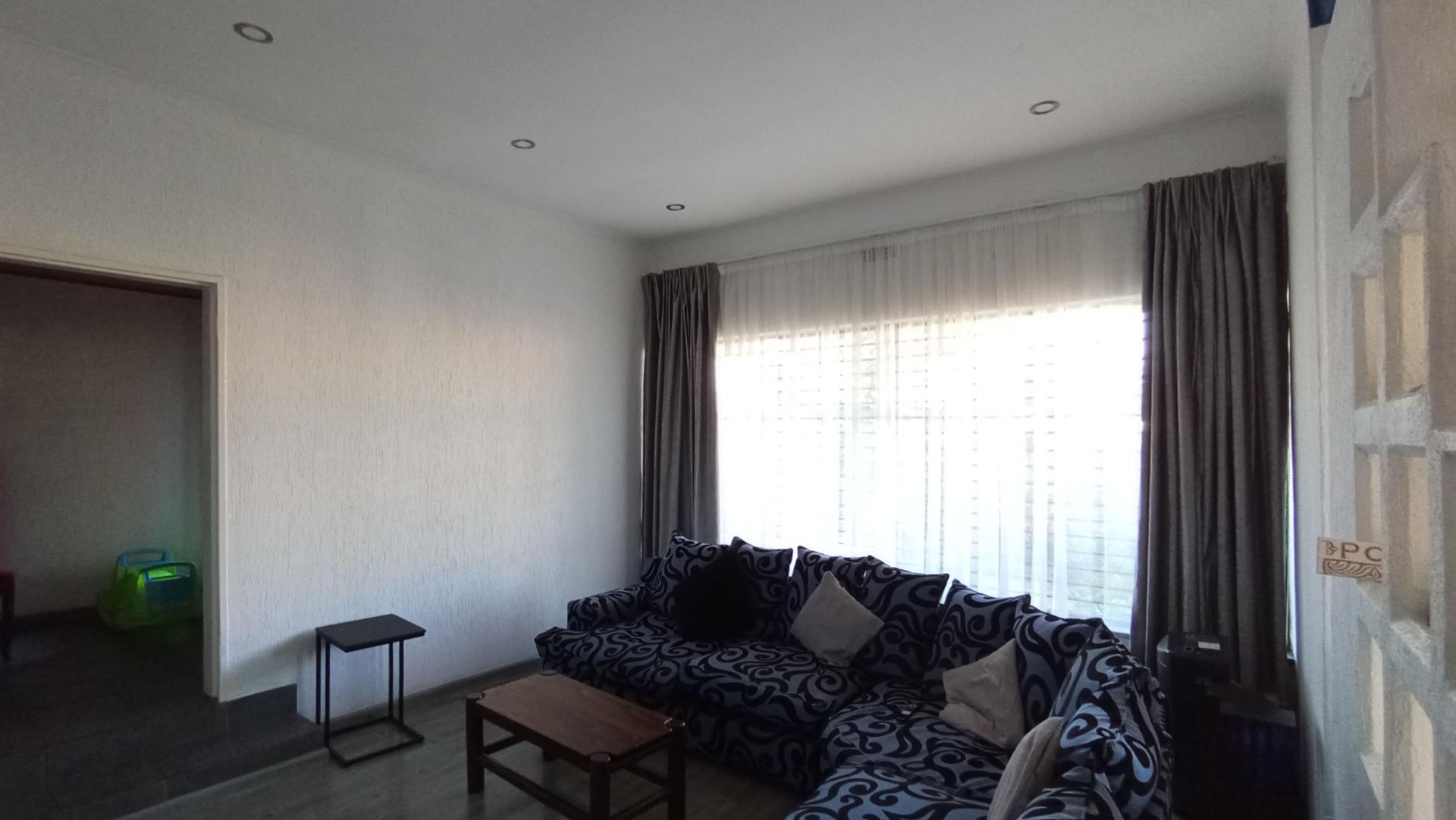 Lounges - 23 square meters of property in Crosby