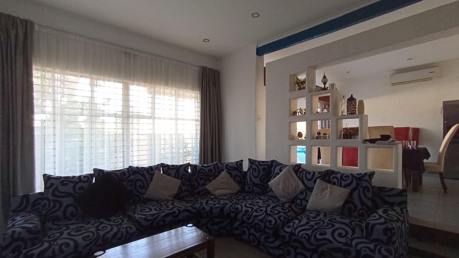 Lounges - 23 square meters of property in Crosby