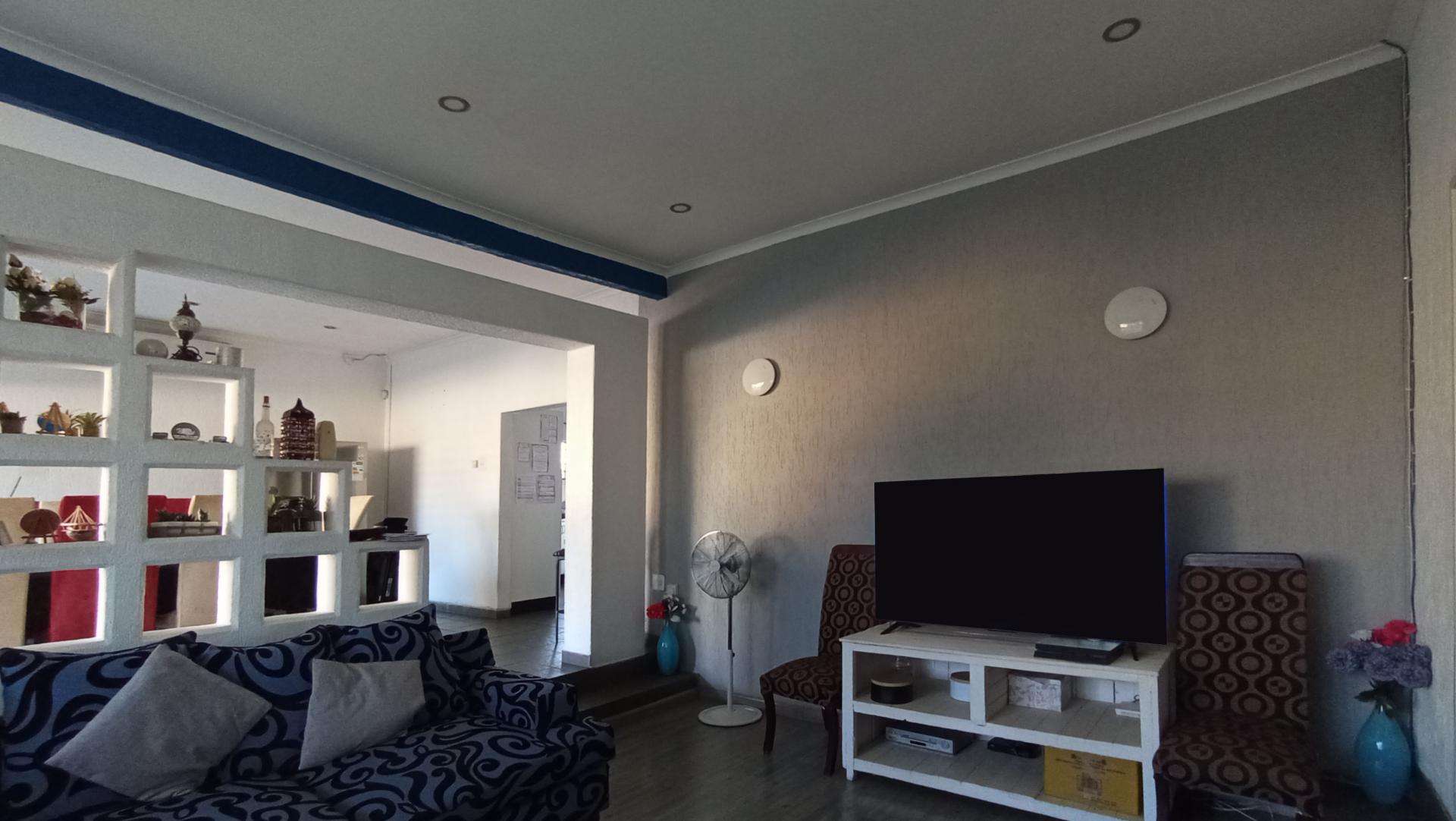 Lounges - 23 square meters of property in Crosby