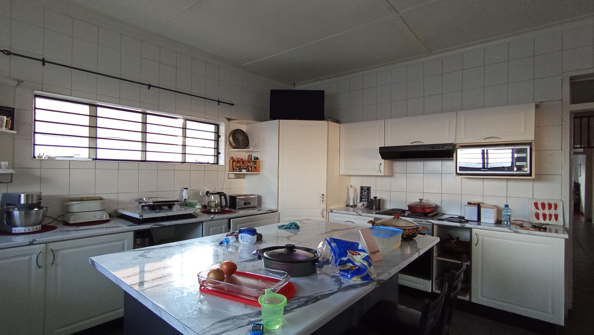 Kitchen - 22 square meters of property in Crosby