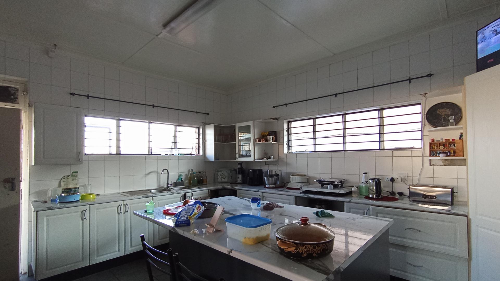 Kitchen - 22 square meters of property in Crosby