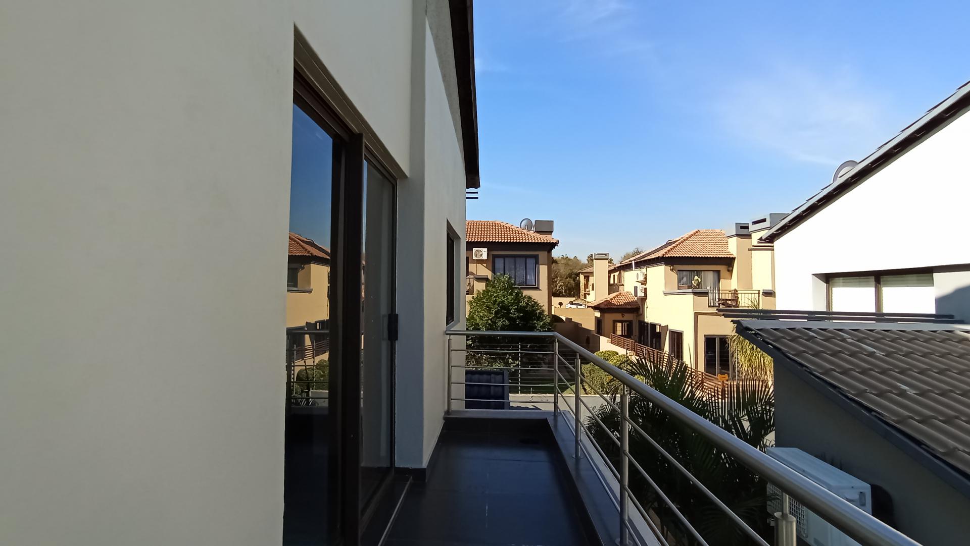 Balcony - 18 square meters of property in Maroeladal