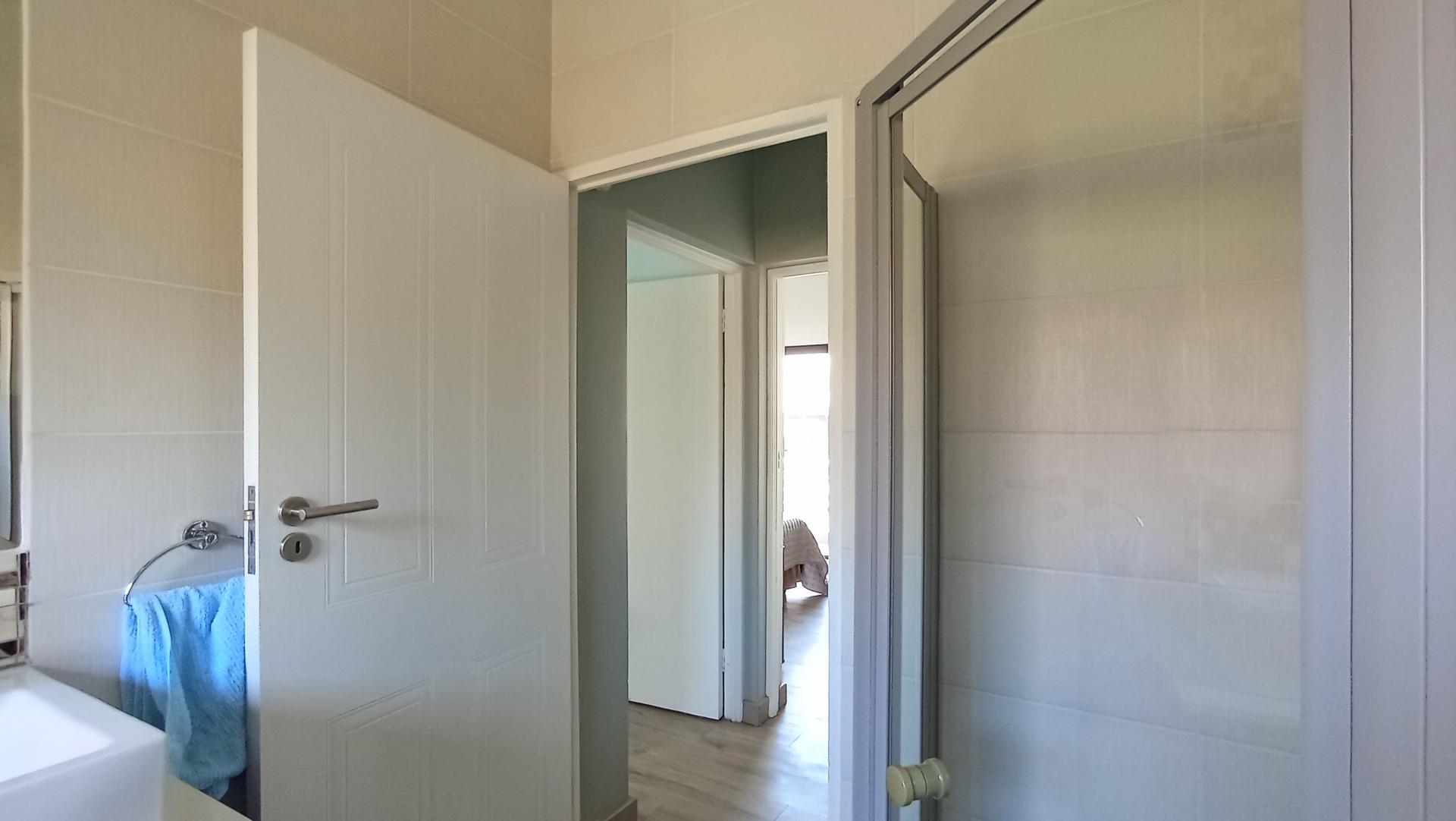 Bathroom 1 - 6 square meters of property in Maroeladal