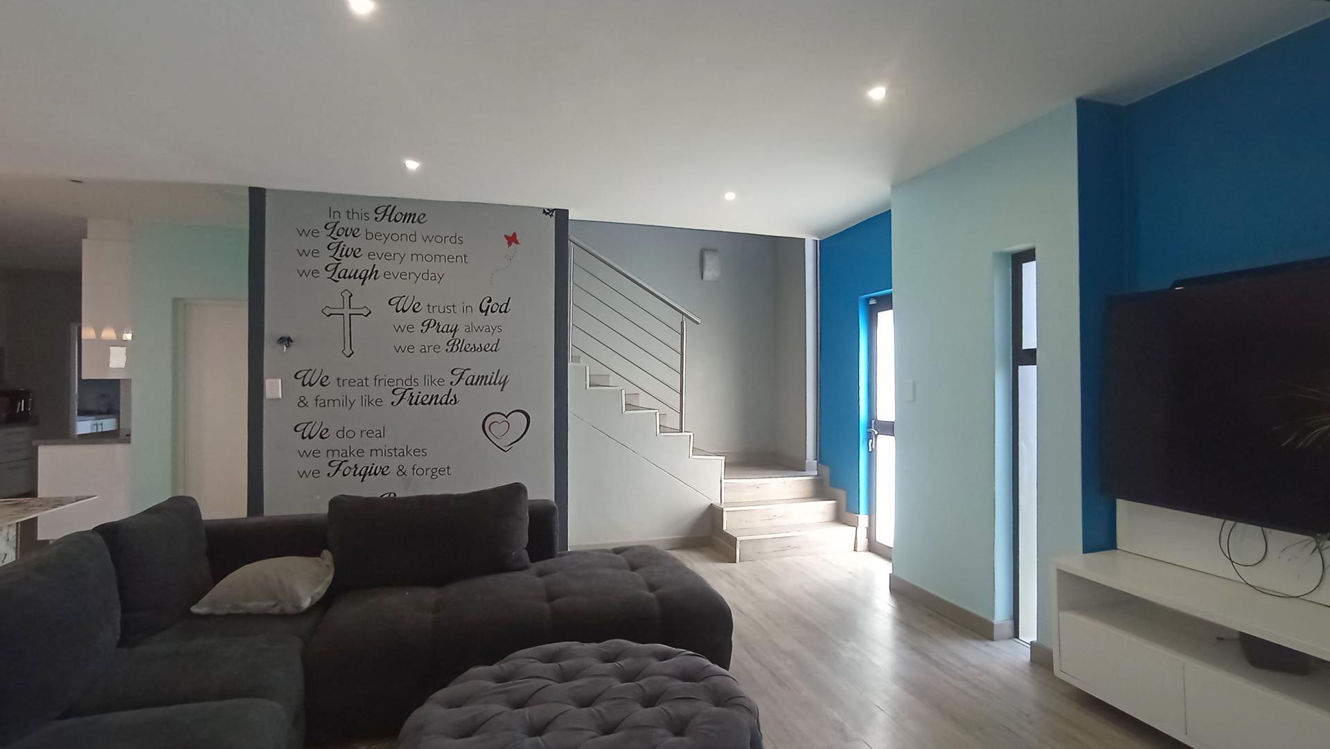 Lounges - 23 square meters of property in Maroeladal