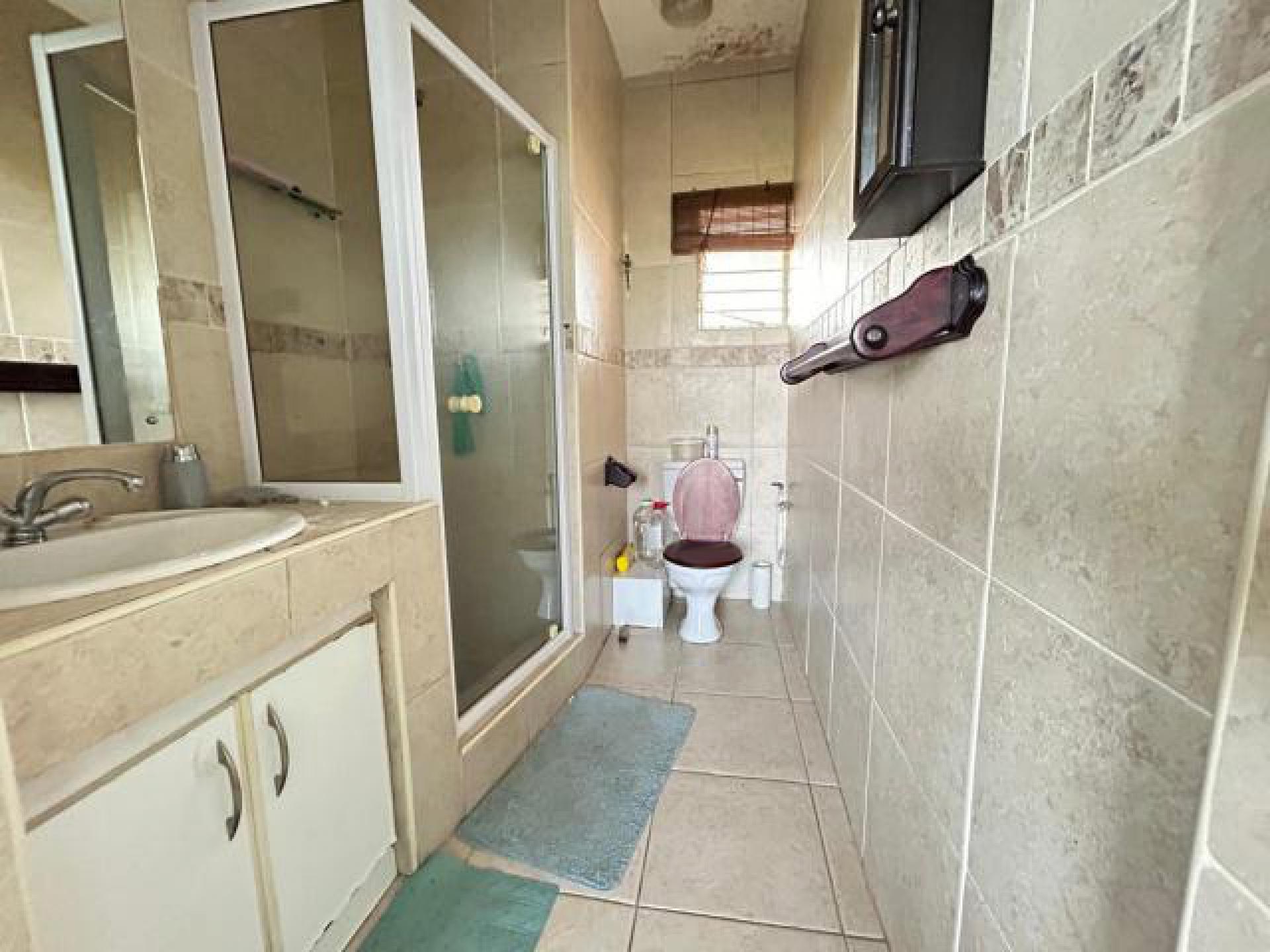 Main Bathroom - 6 square meters of property in Cato Manor 