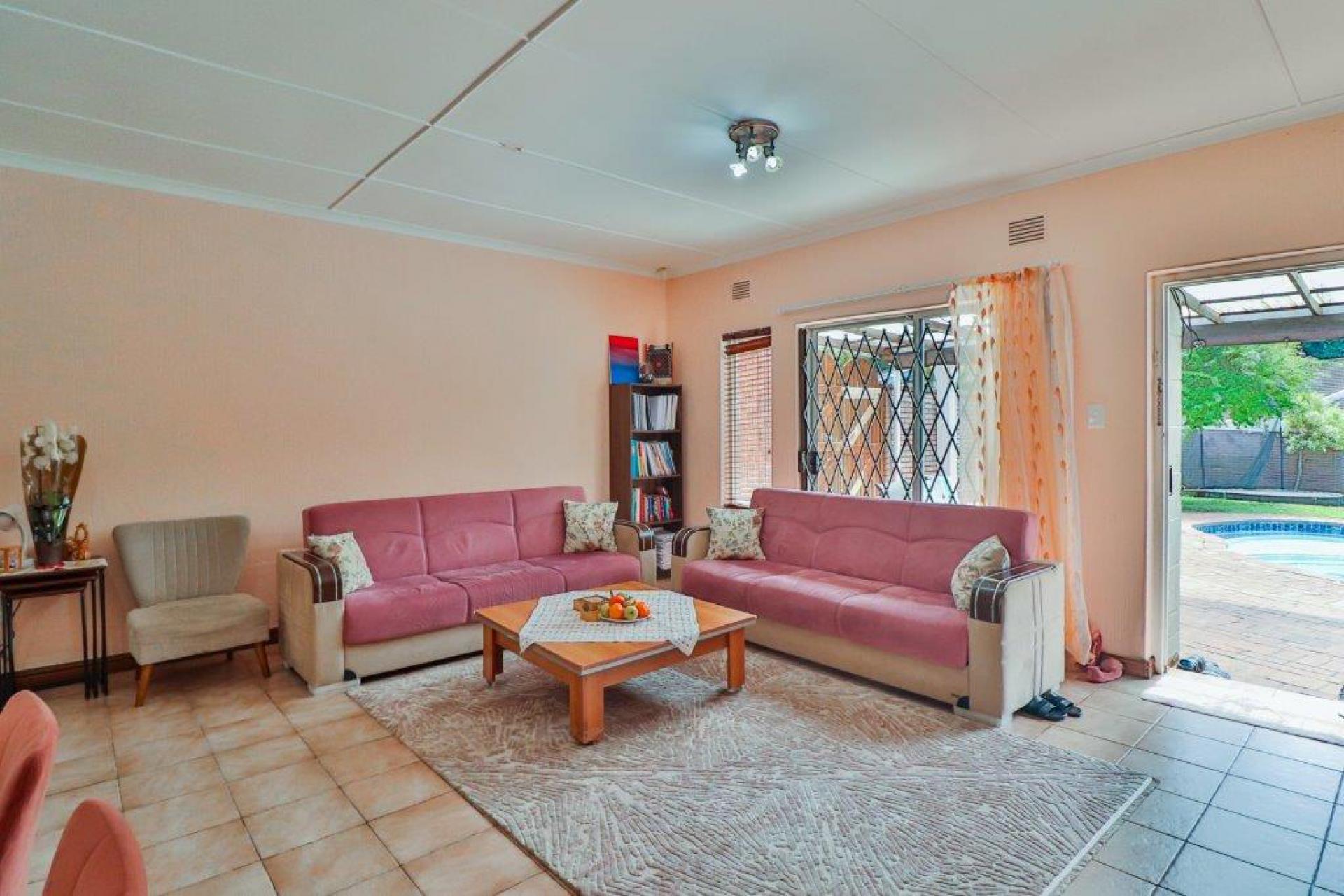 Lounges - 39 square meters of property in New Germany 