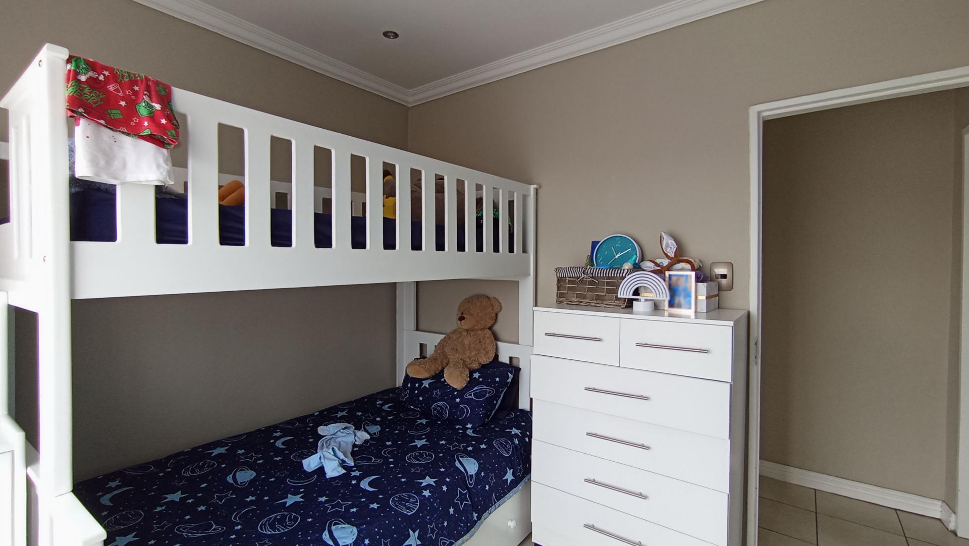 Bed Room 2 - 11 square meters of property in Greenstone Hill