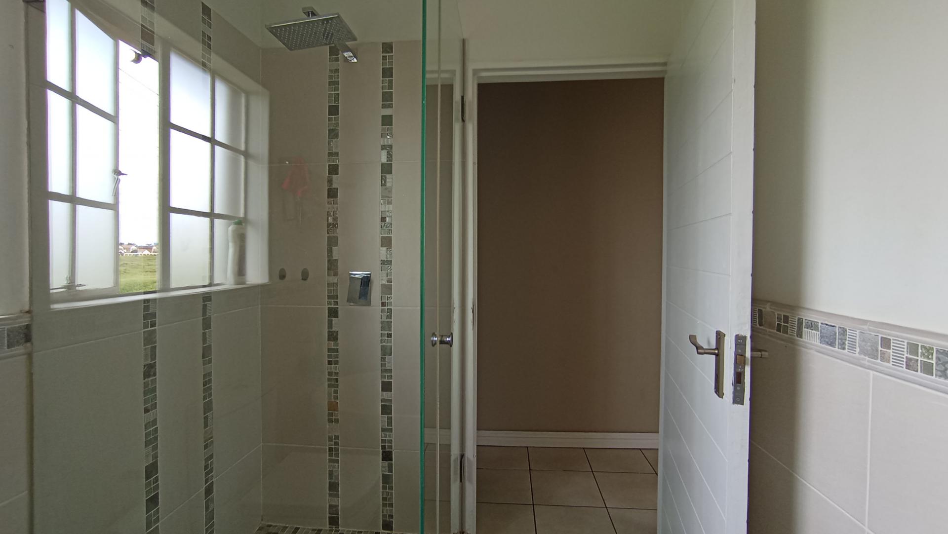 Bathroom 1 - 6 square meters of property in Greenstone Hill