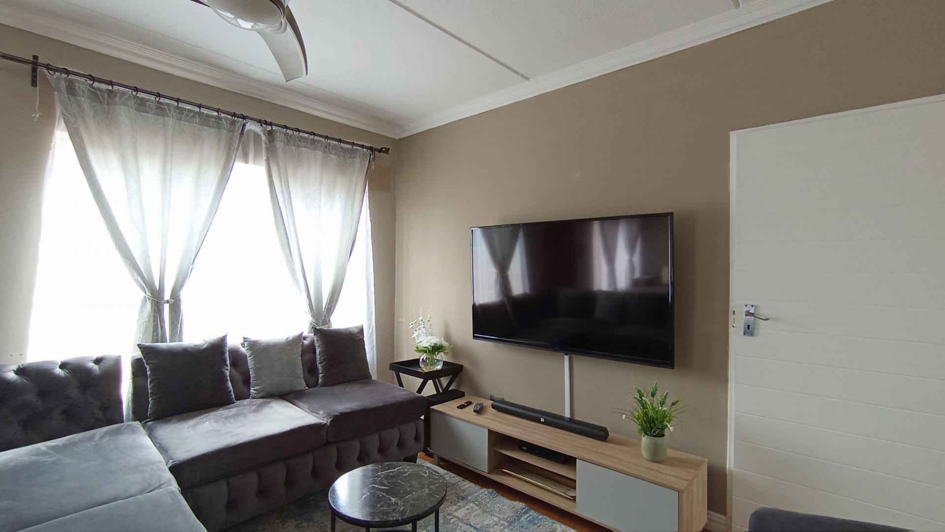 Lounges - 14 square meters of property in Greenstone Hill