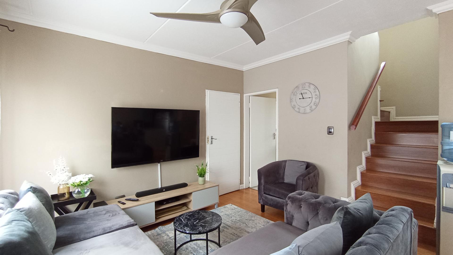 Lounges - 14 square meters of property in Greenstone Hill