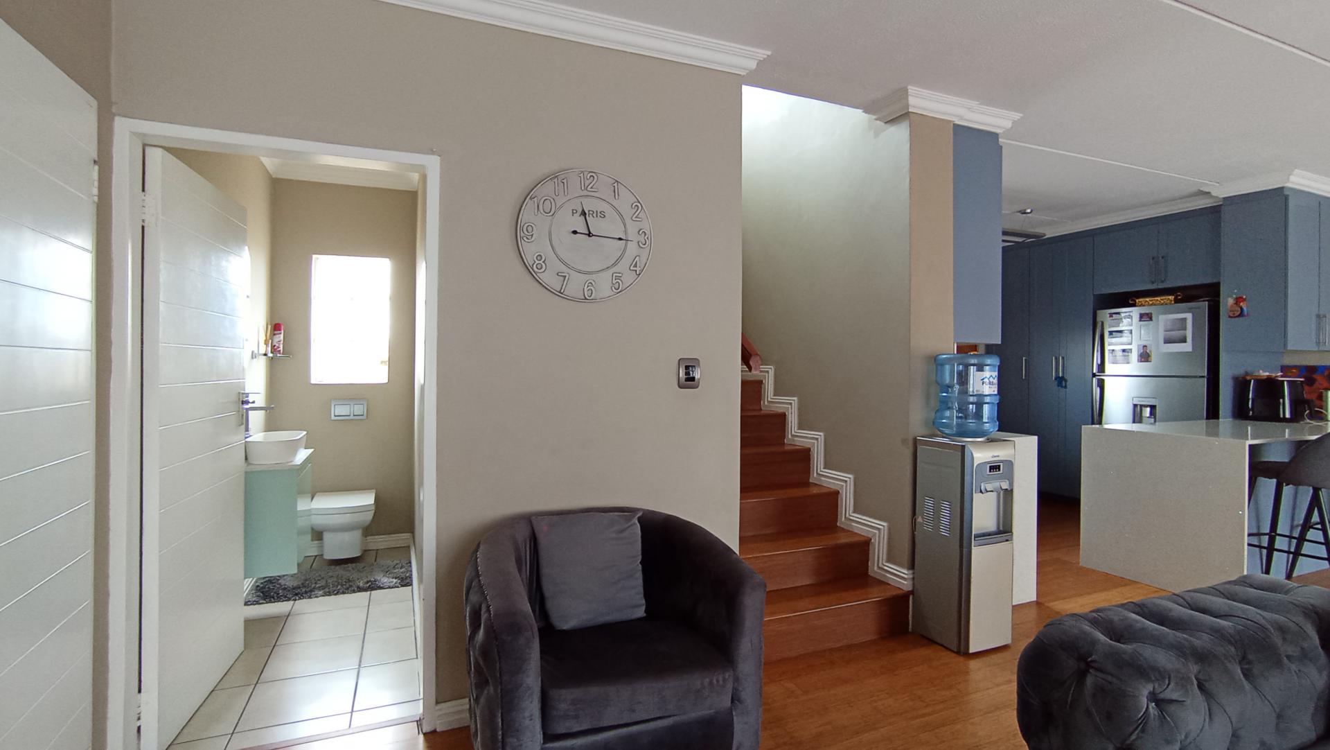 Lounges - 14 square meters of property in Greenstone Hill