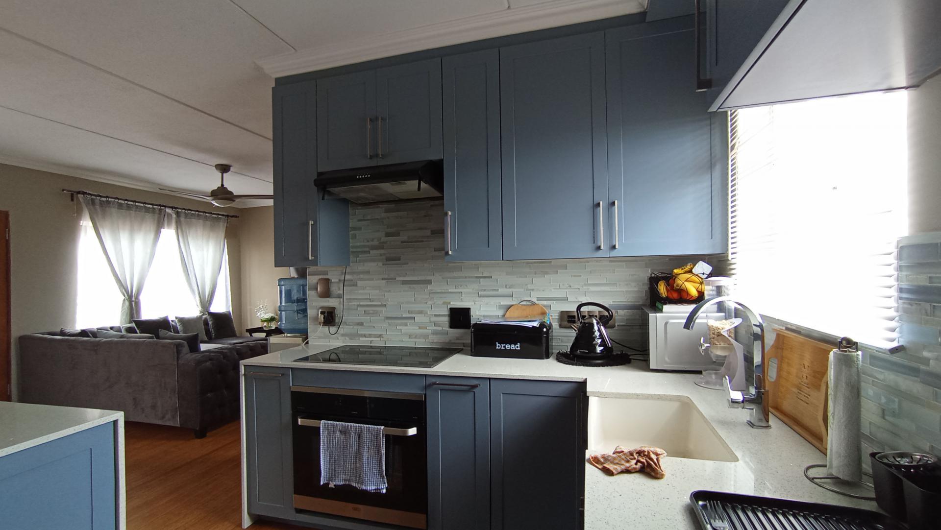 Kitchen - 13 square meters of property in Greenstone Hill