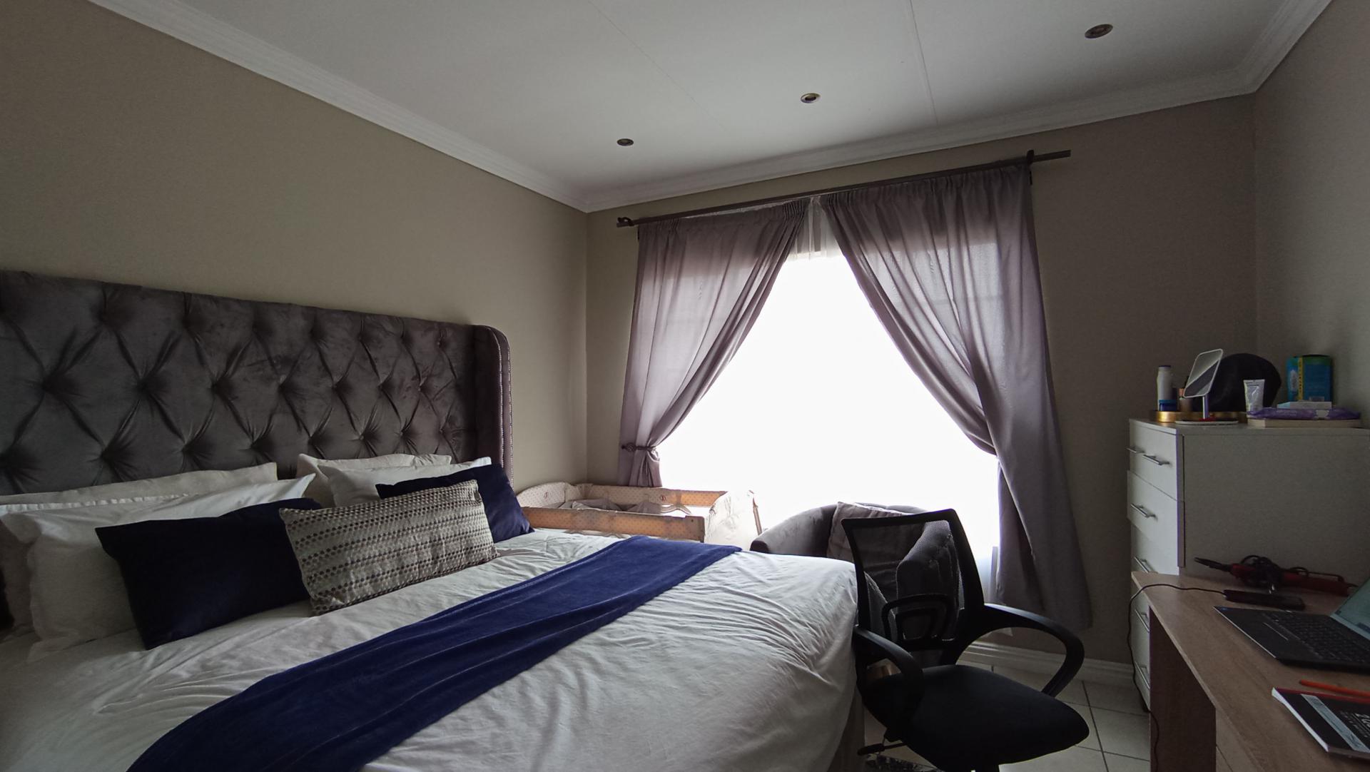 Main Bedroom - 19 square meters of property in Greenstone Hill