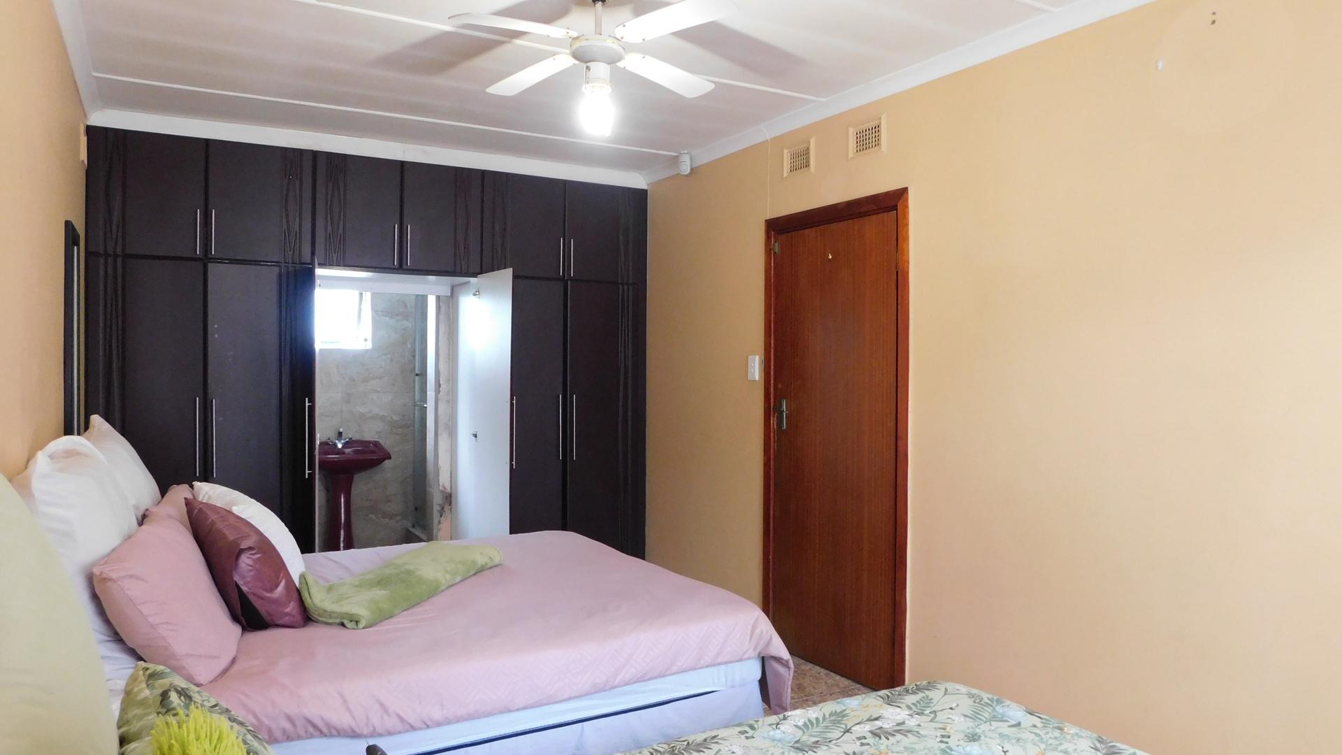 Main Bedroom - 19 square meters of property in Regency Park