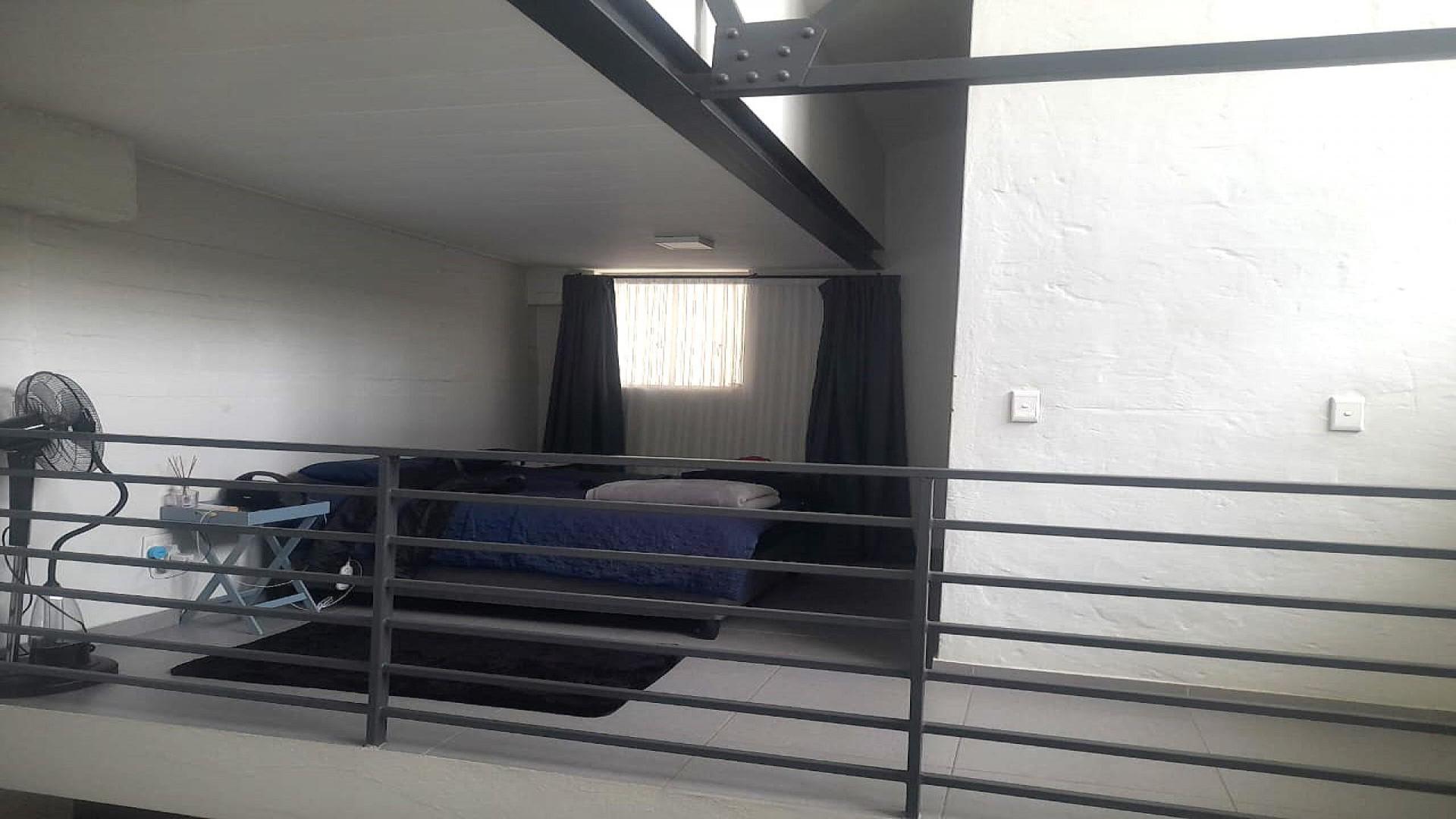 Bed Room 1 of property in Braamfontein