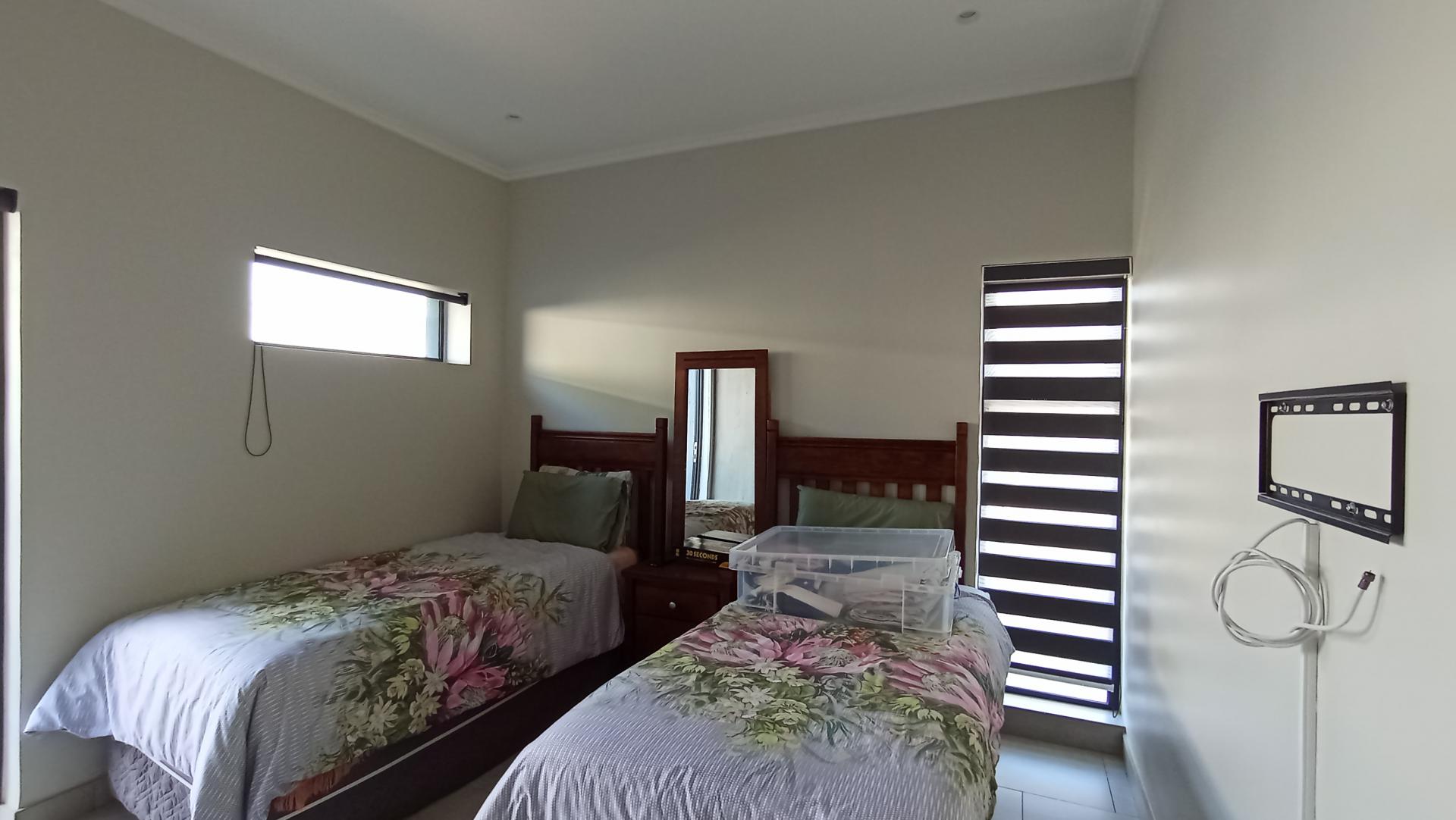 Bed Room 2 - 12 square meters of property in Bryanston