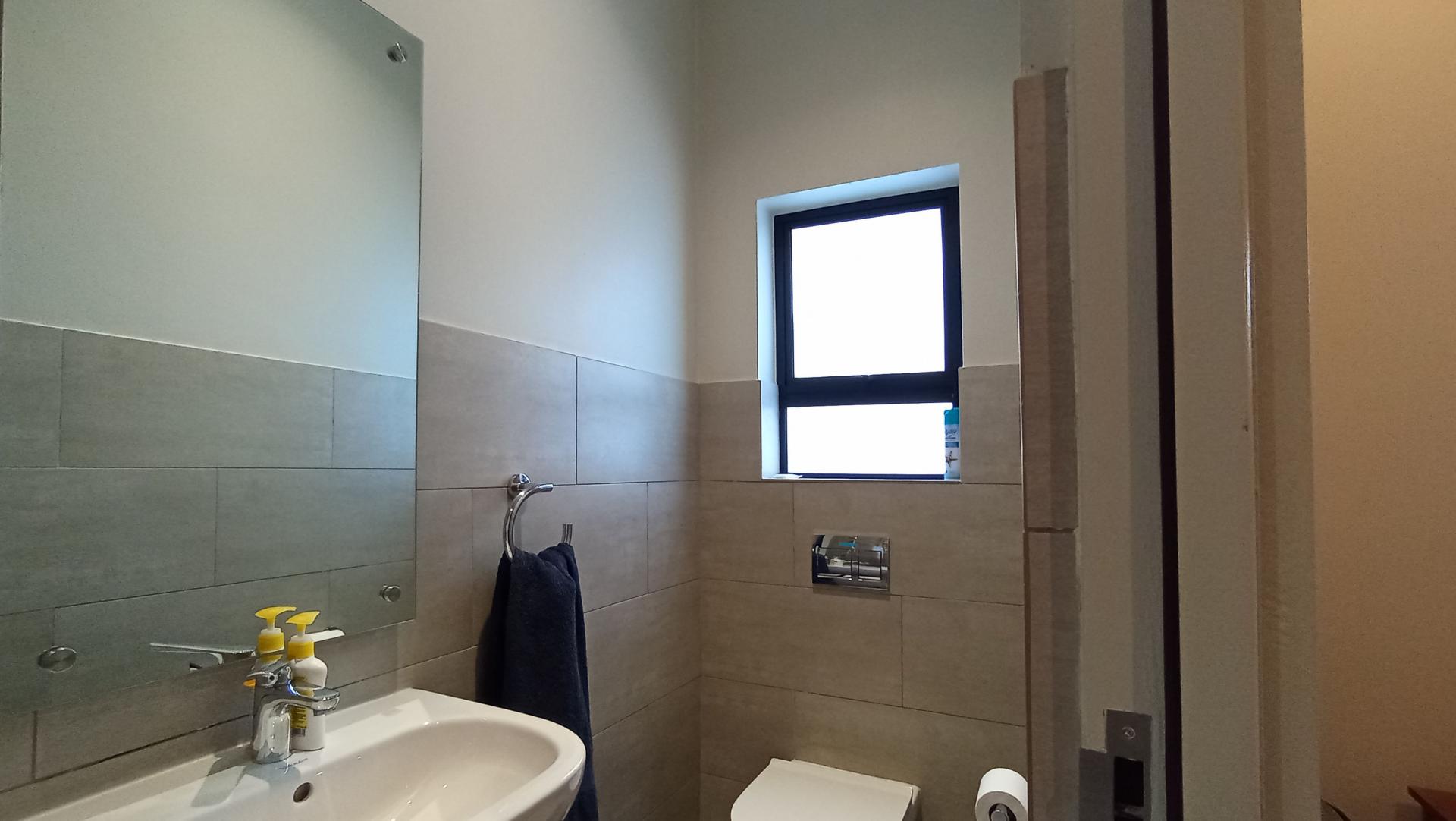 Bathroom 2 - 4 square meters of property in Bryanston