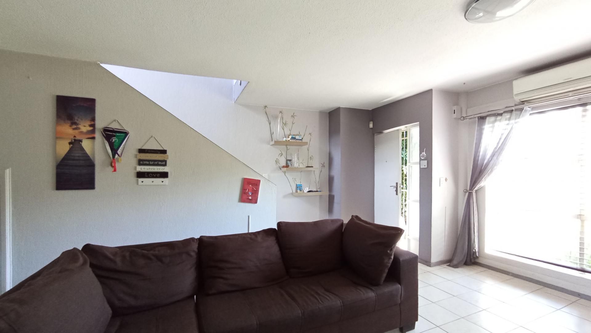Lounges - 21 square meters of property in Weltevreden Park