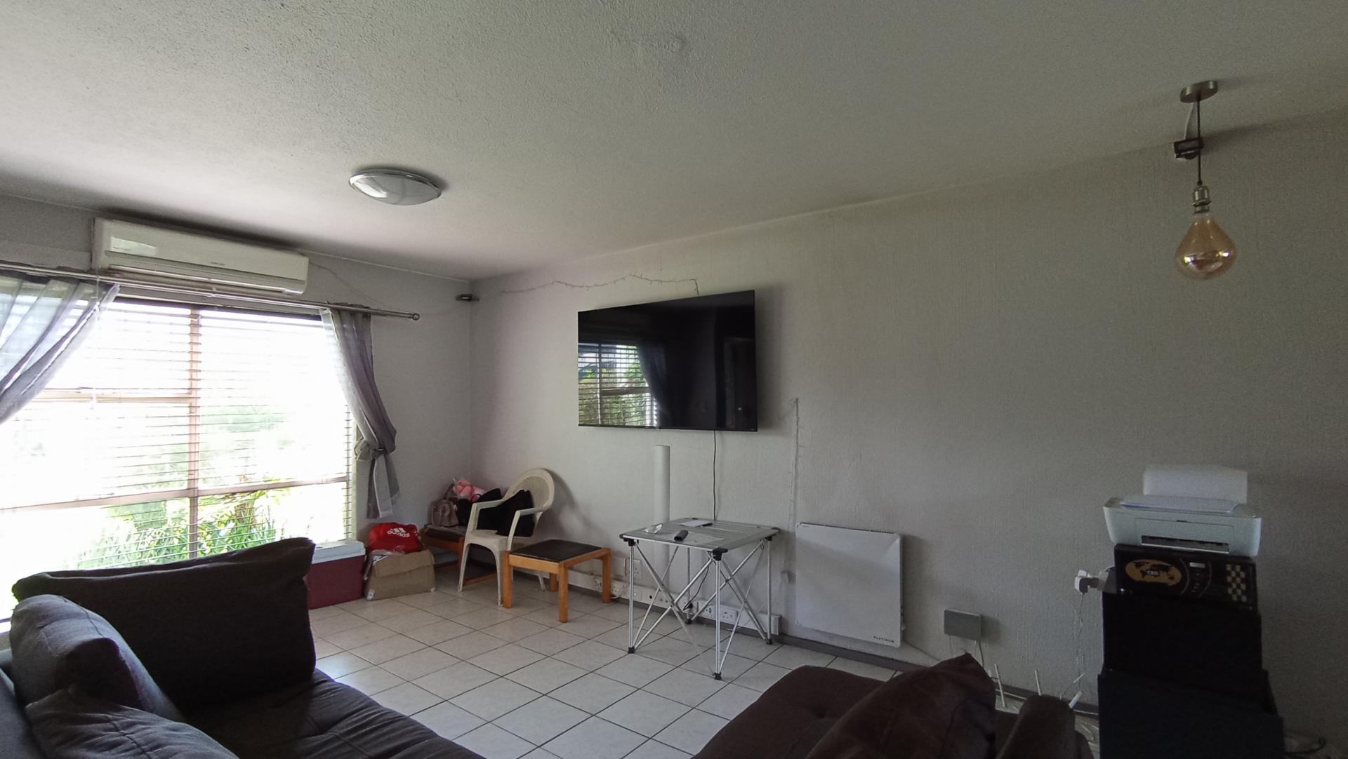 Lounges - 21 square meters of property in Weltevreden Park