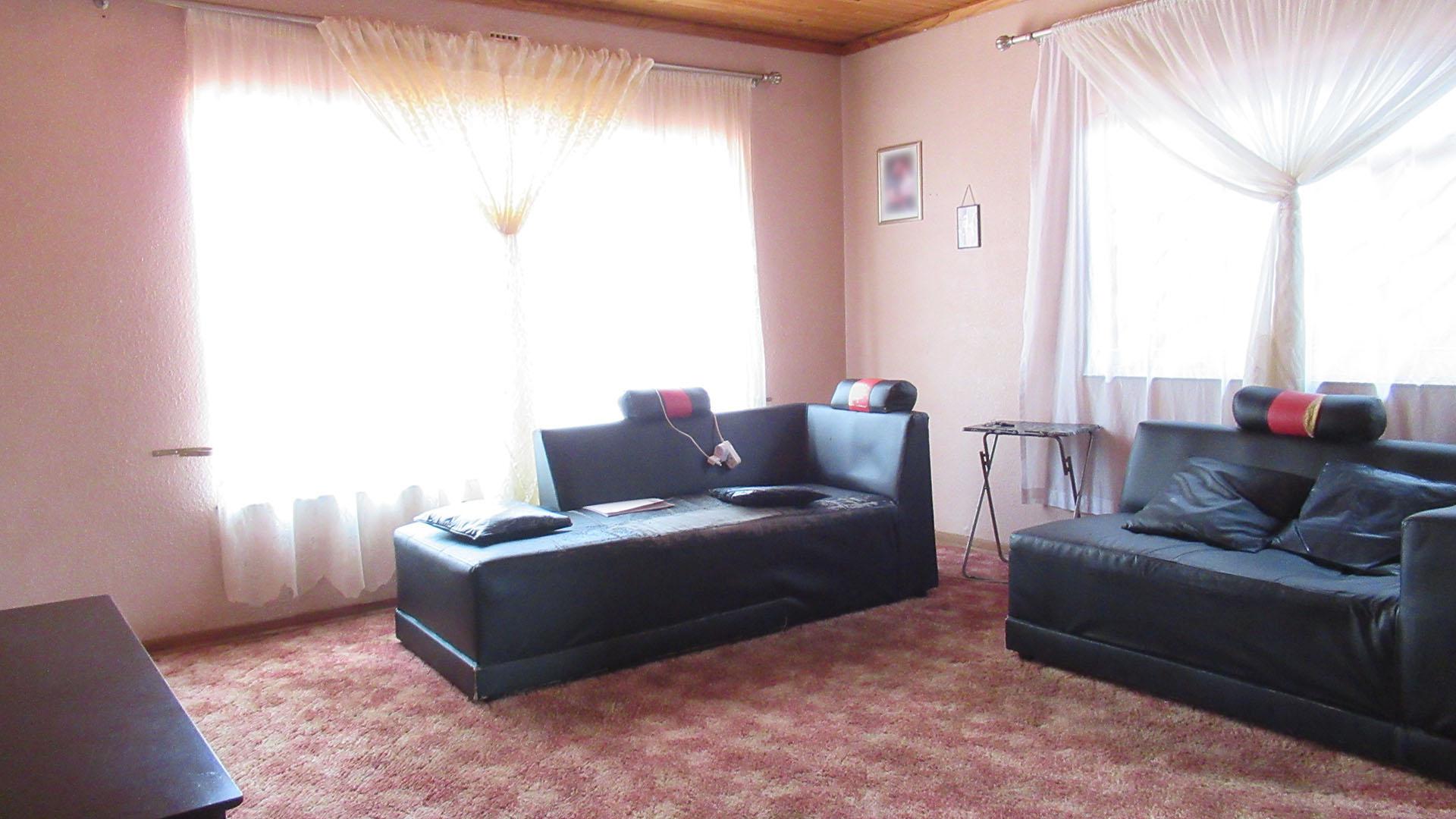 Lounges - 20 square meters of property in Toekomsrus