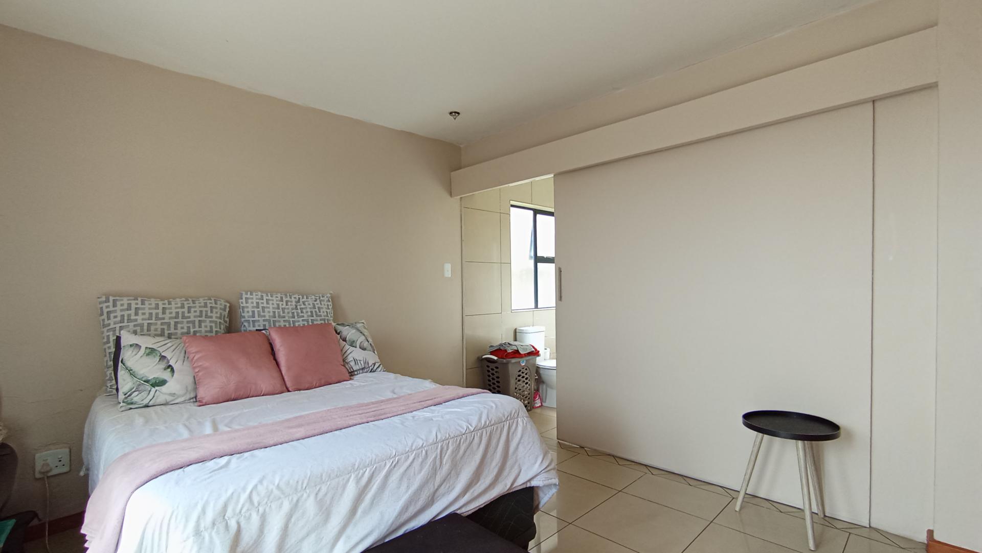 Main Bedroom - 19 square meters of property in Rooihuiskraal North