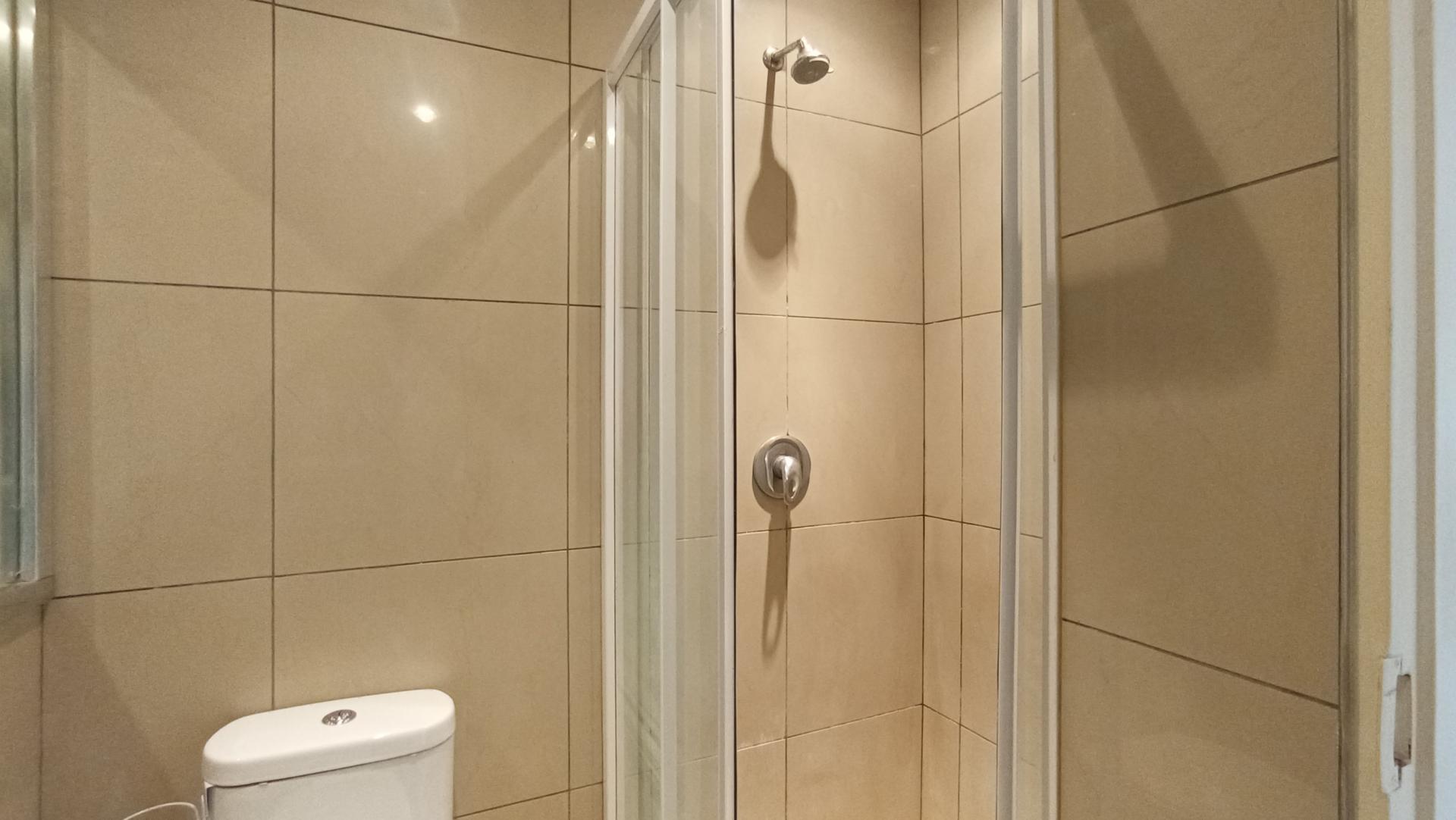 Bathroom 1 - 4 square meters of property in Rooihuiskraal North