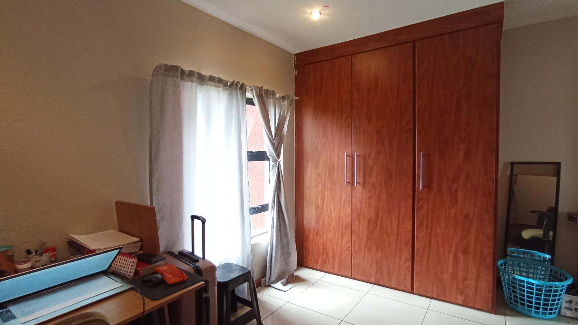 Bed Room 1 - 14 square meters of property in Rooihuiskraal North
