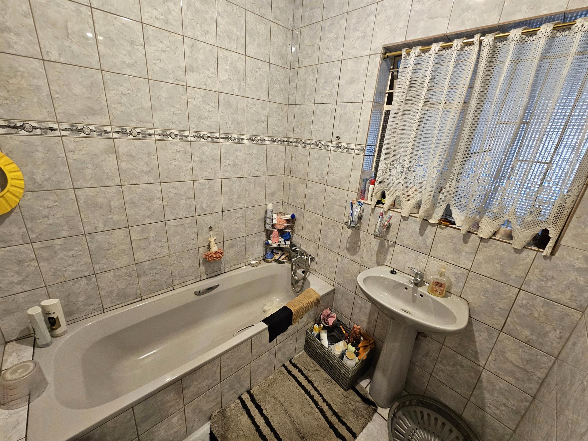 Bathroom 1 of property in Potchefstroom