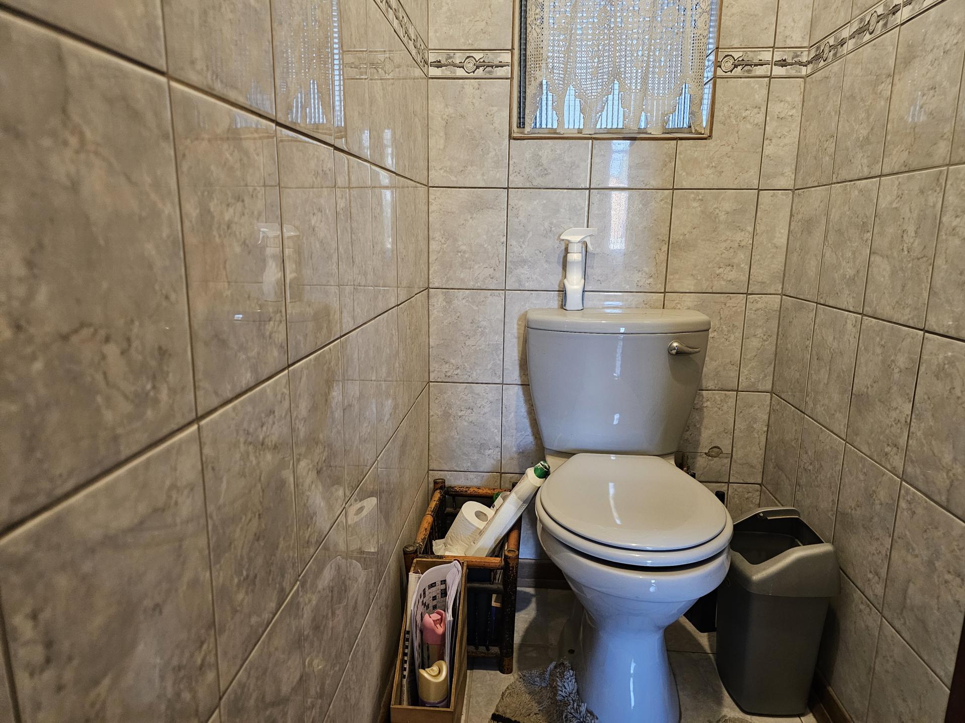 Bathroom 1 of property in Potchefstroom
