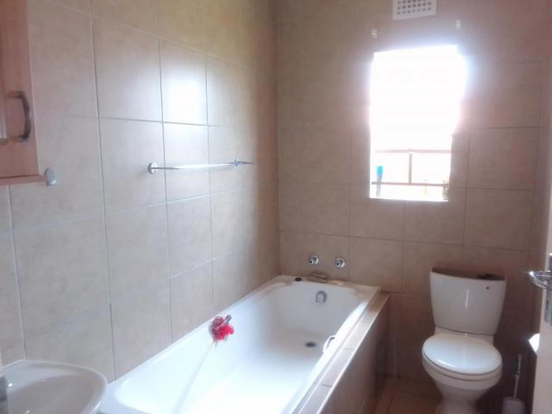 Bathroom 1 of property in Olievenhoutbos