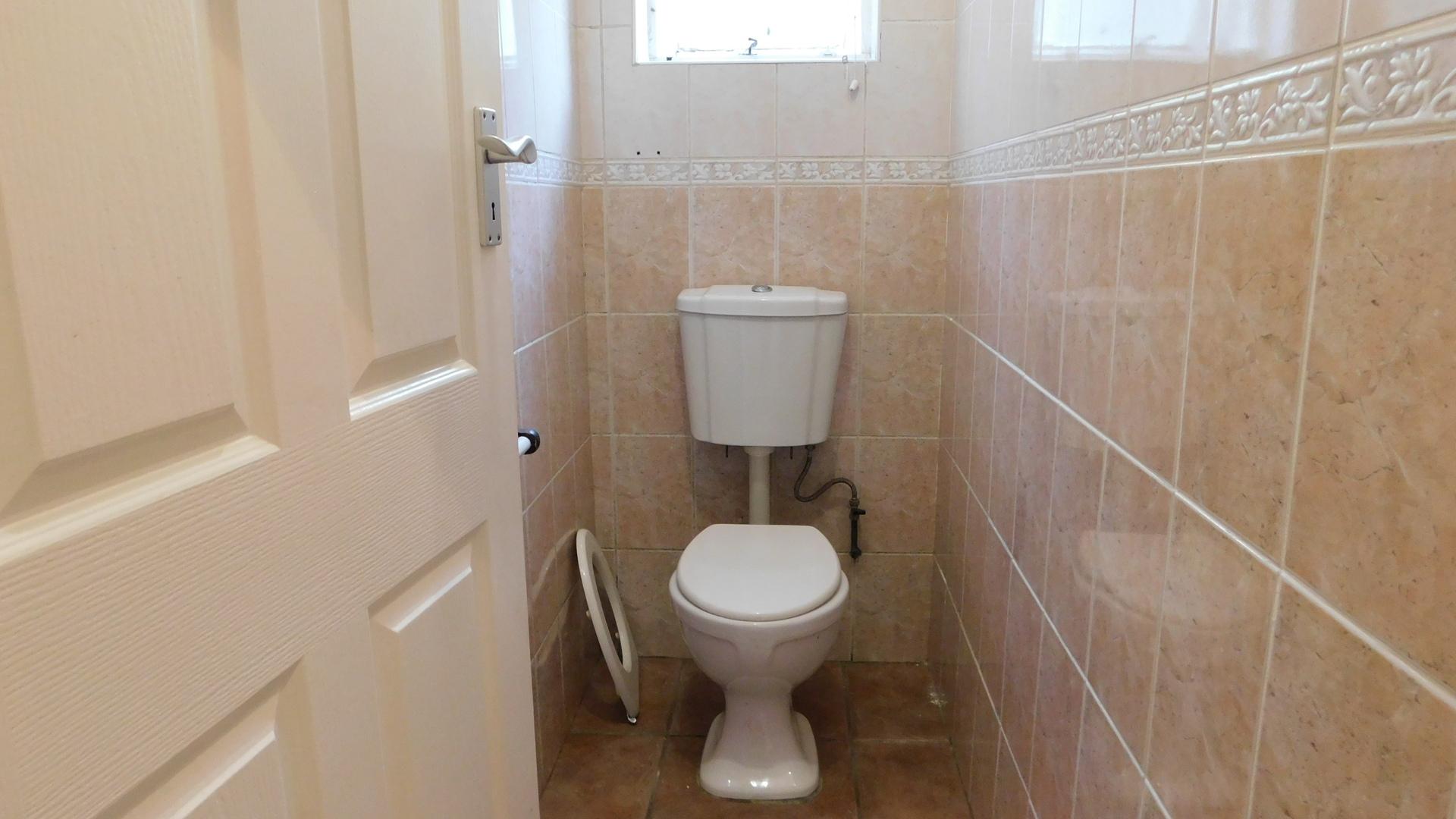 Bathroom 1 - 9 square meters of property in Pinetown 