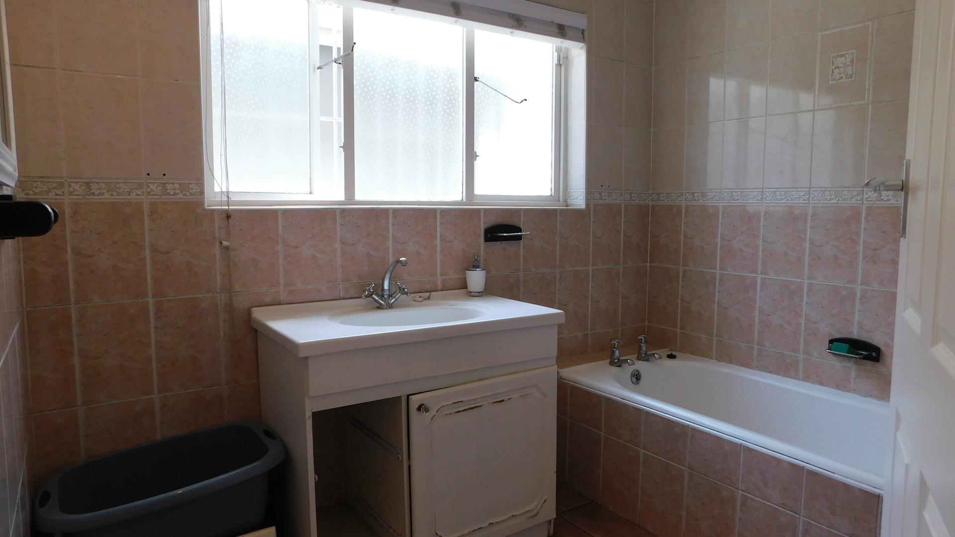 Bathroom 1 - 9 square meters of property in Pinetown 