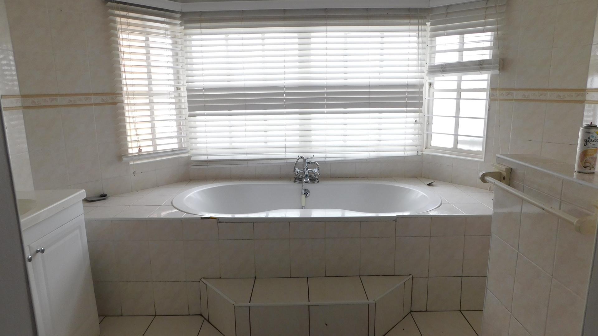 Main Bathroom - 8 square meters of property in Pinetown 