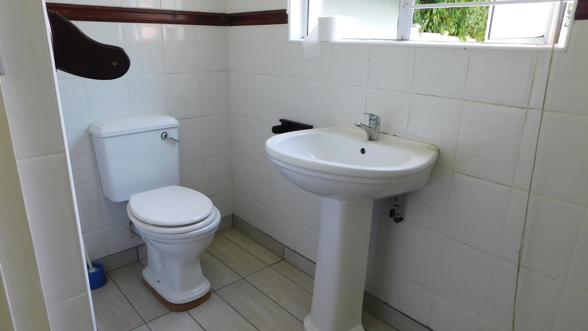 Bathroom 3+ - 19 square meters of property in Pinetown 