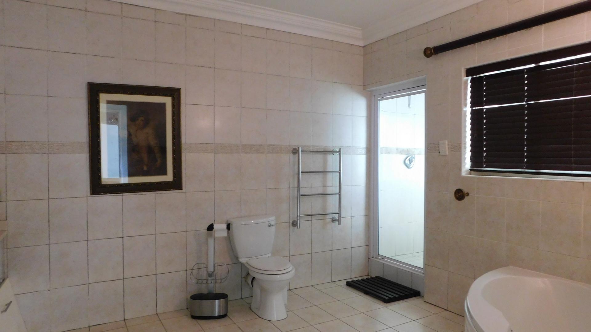 Bathroom 3+ - 19 square meters of property in Pinetown 