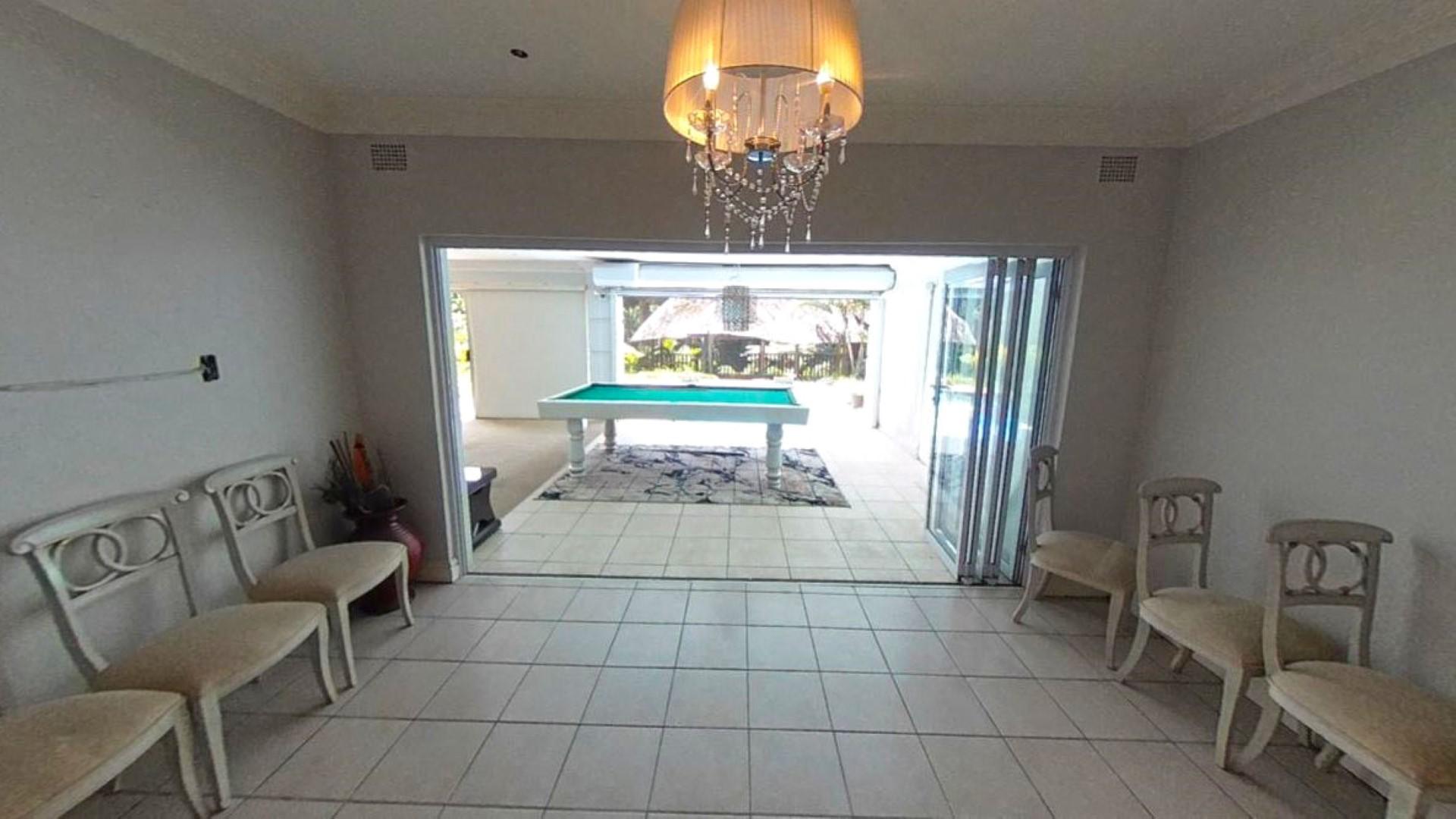 Lounges - 61 square meters of property in Pinetown 