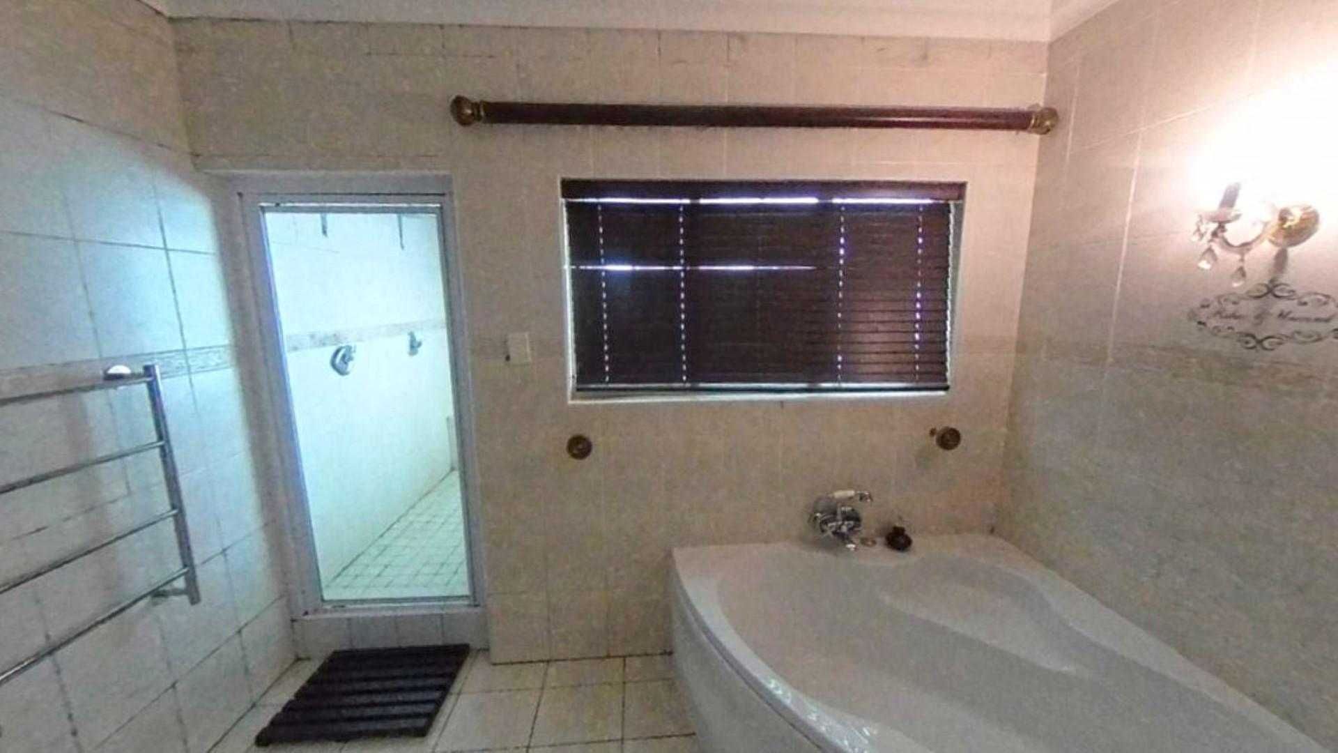 Bathroom 3+ - 19 square meters of property in Pinetown 