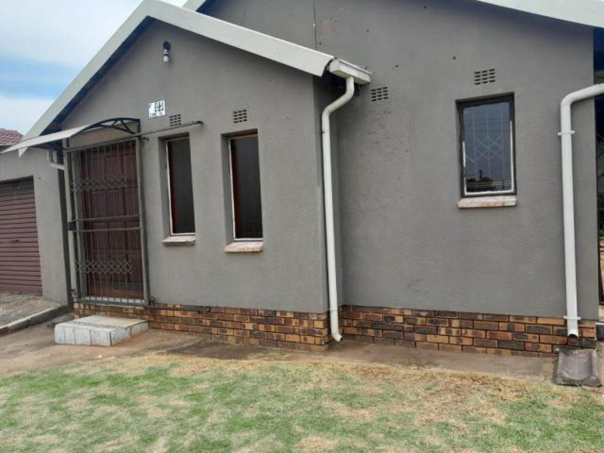 Front View of property in Kwa-Guqa