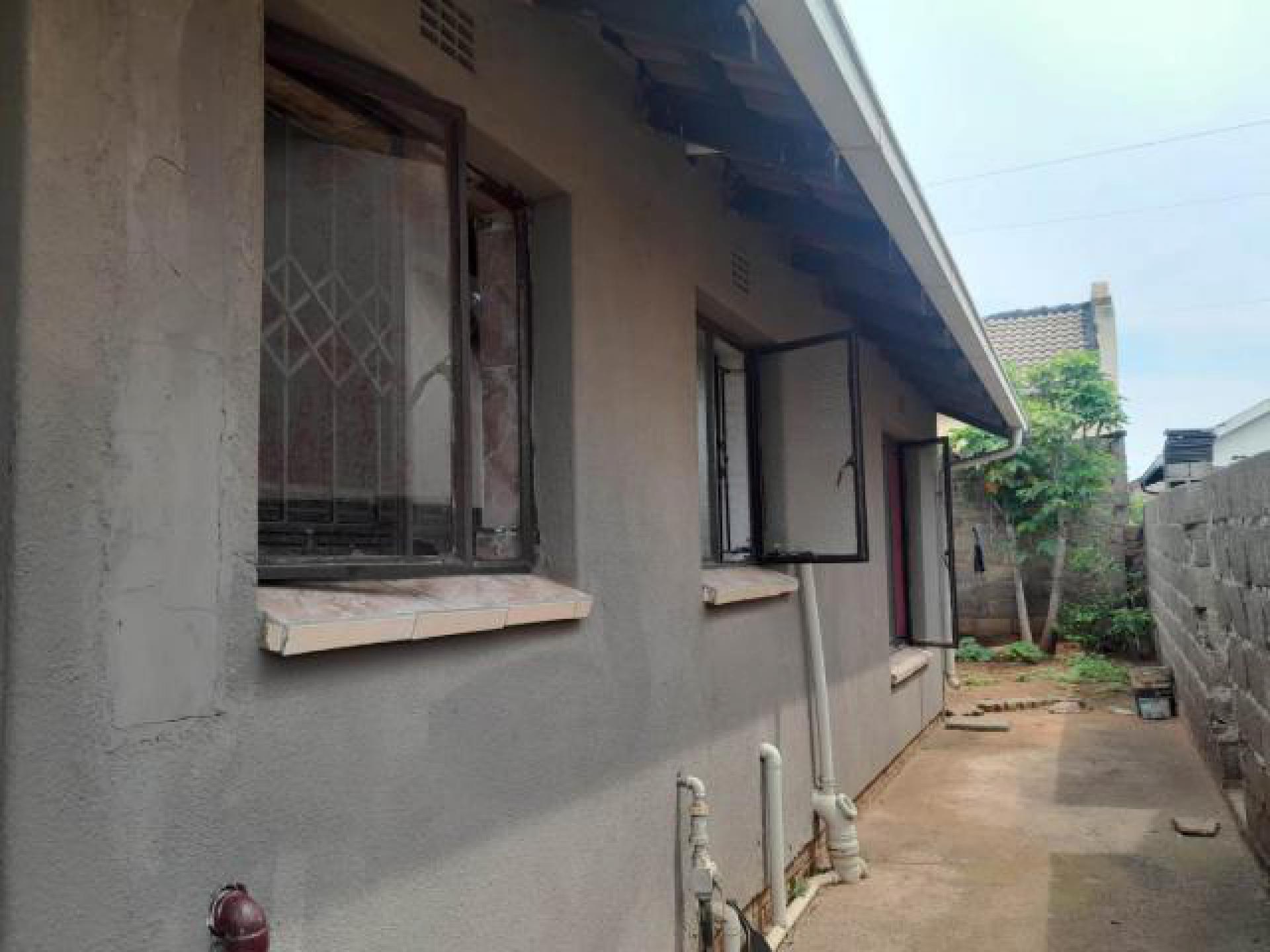 Front View of property in Kwa-Guqa