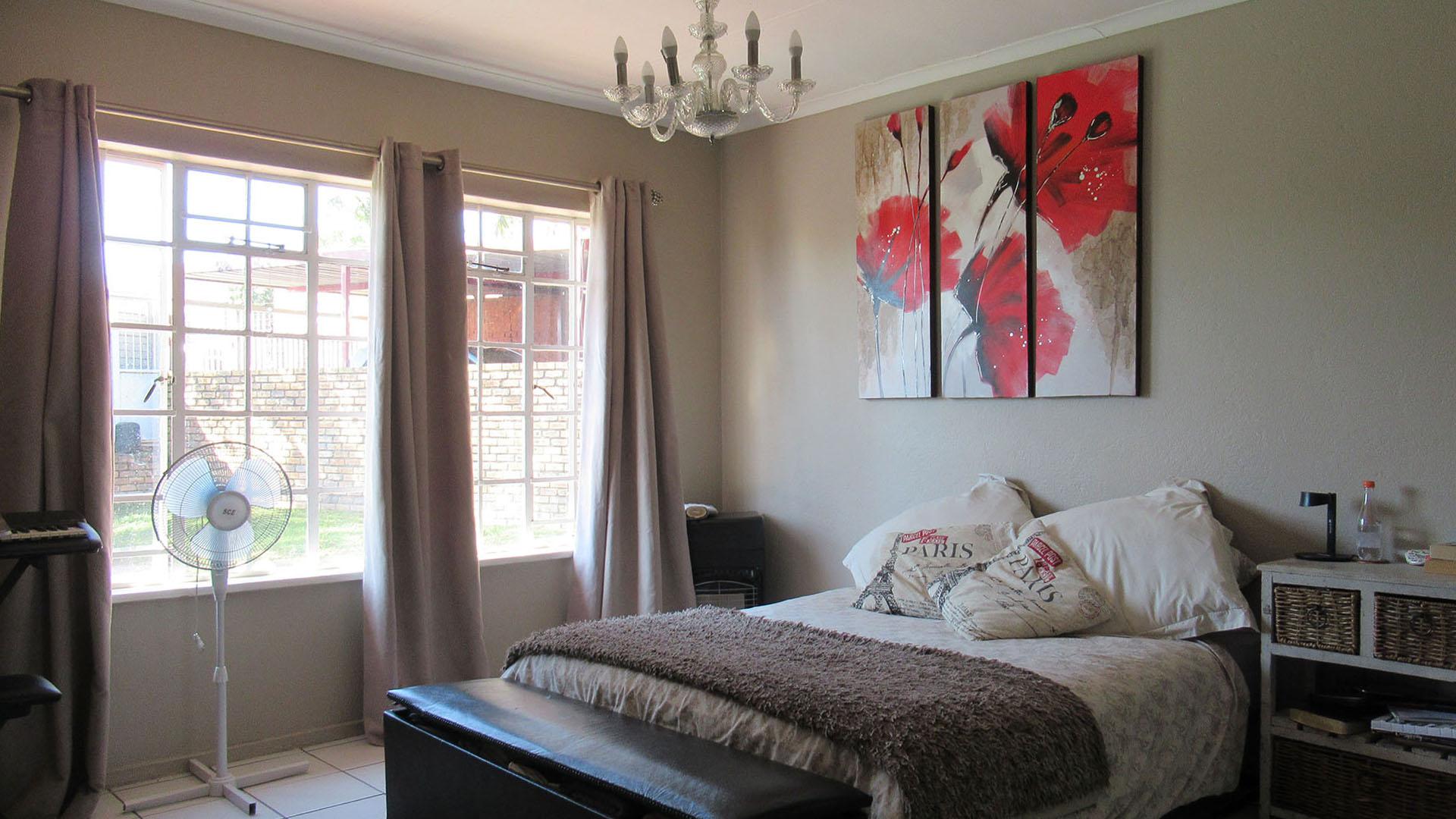 Main Bedroom - 23 square meters of property in Radiokop