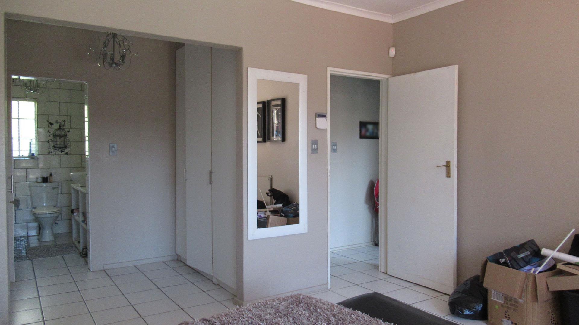 Main Bedroom - 23 square meters of property in Radiokop