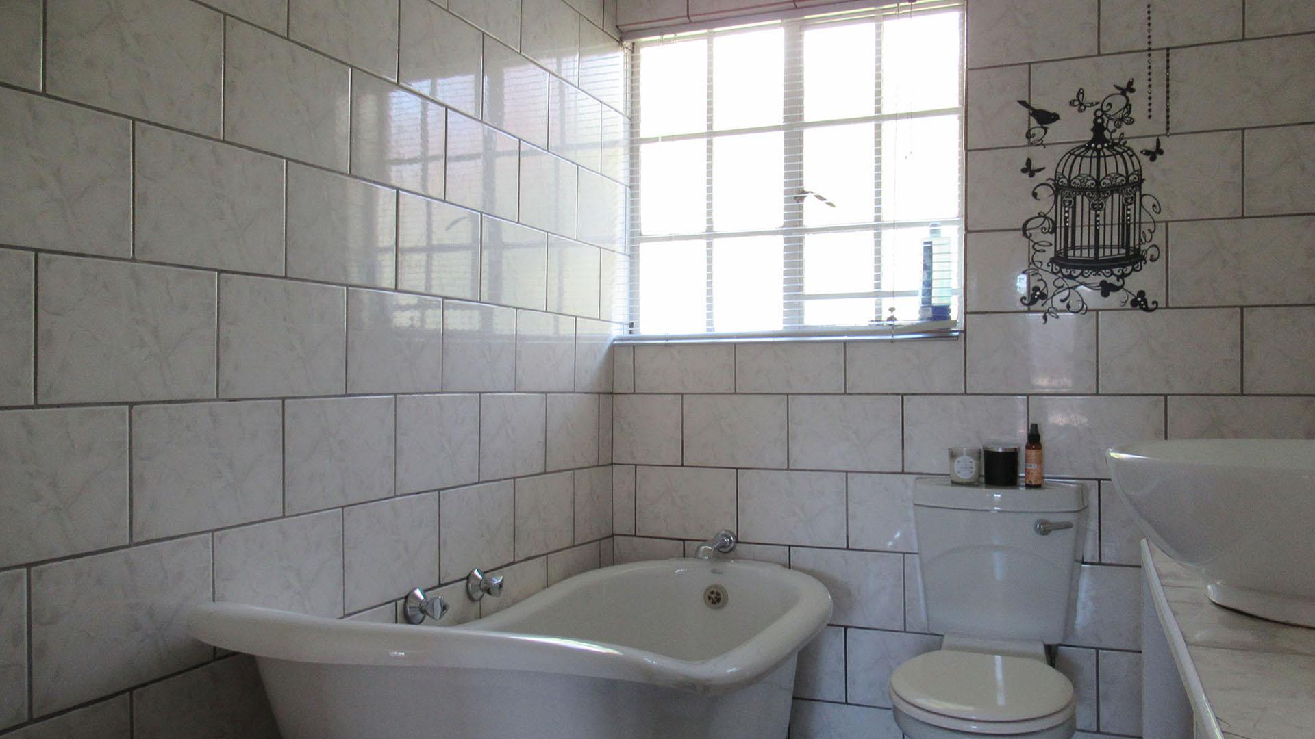 Main Bathroom - 4 square meters of property in Radiokop