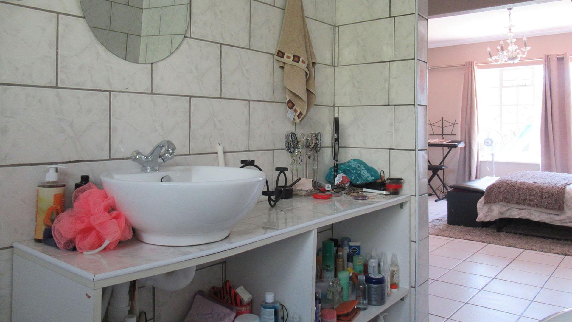 Main Bathroom - 4 square meters of property in Radiokop