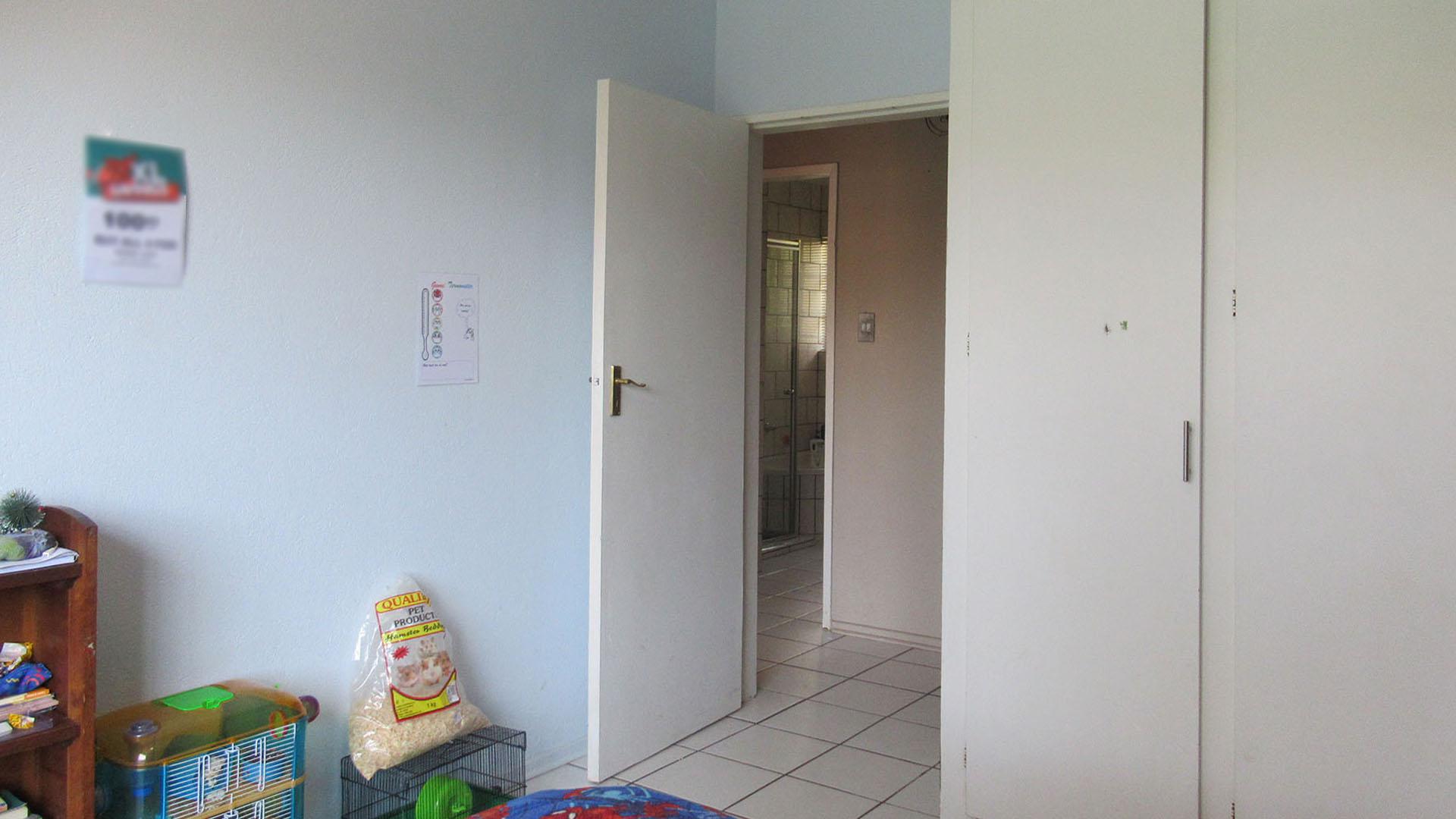 Bed Room 1 - 12 square meters of property in Radiokop
