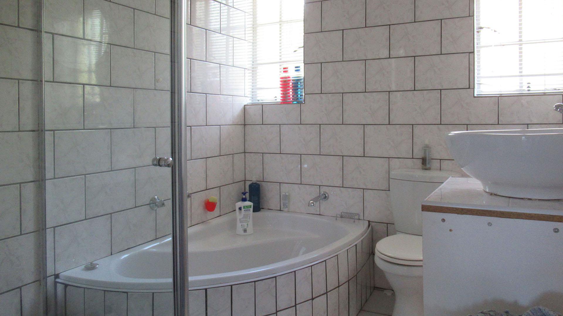 Bathroom 1 - 6 square meters of property in Radiokop