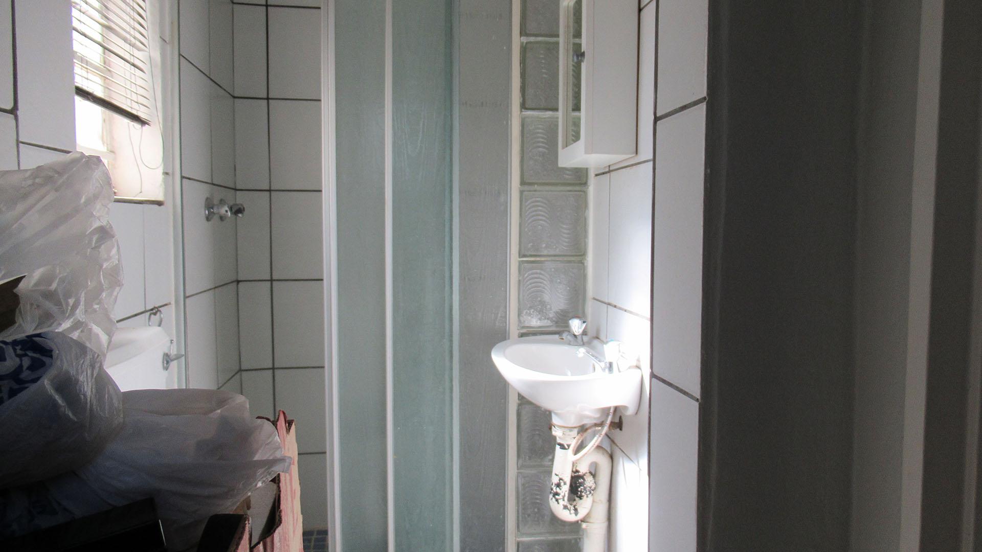Bathroom 2 - 4 square meters of property in Radiokop