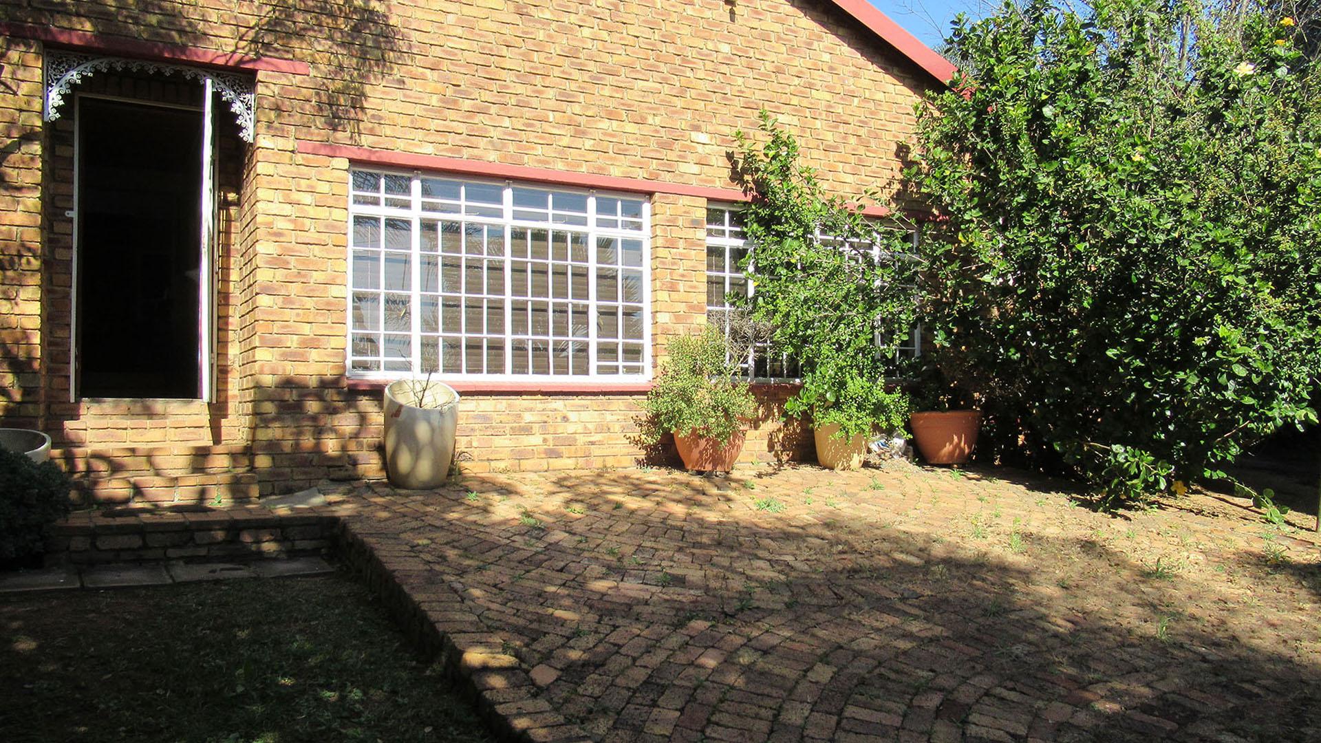 Front View of property in Radiokop