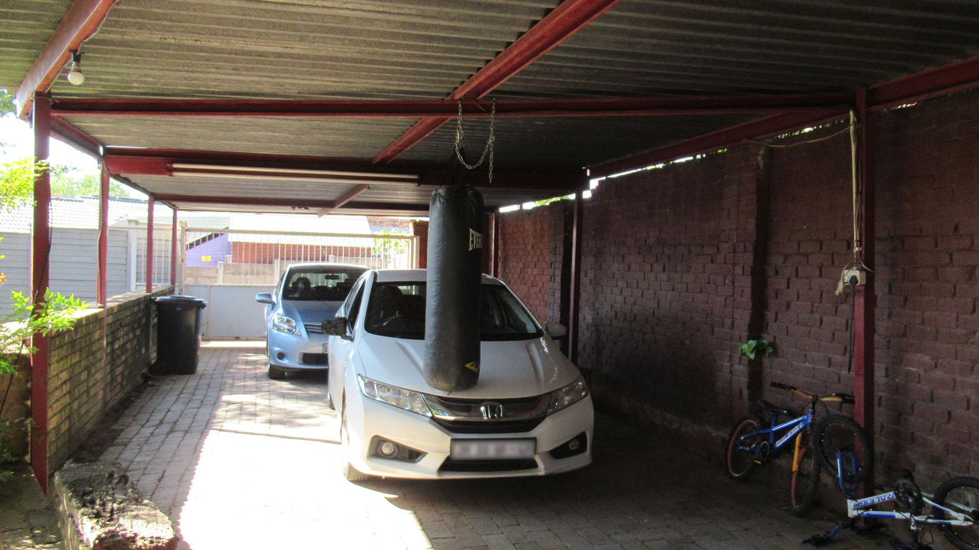 Spaces - 4 square meters of property in Radiokop